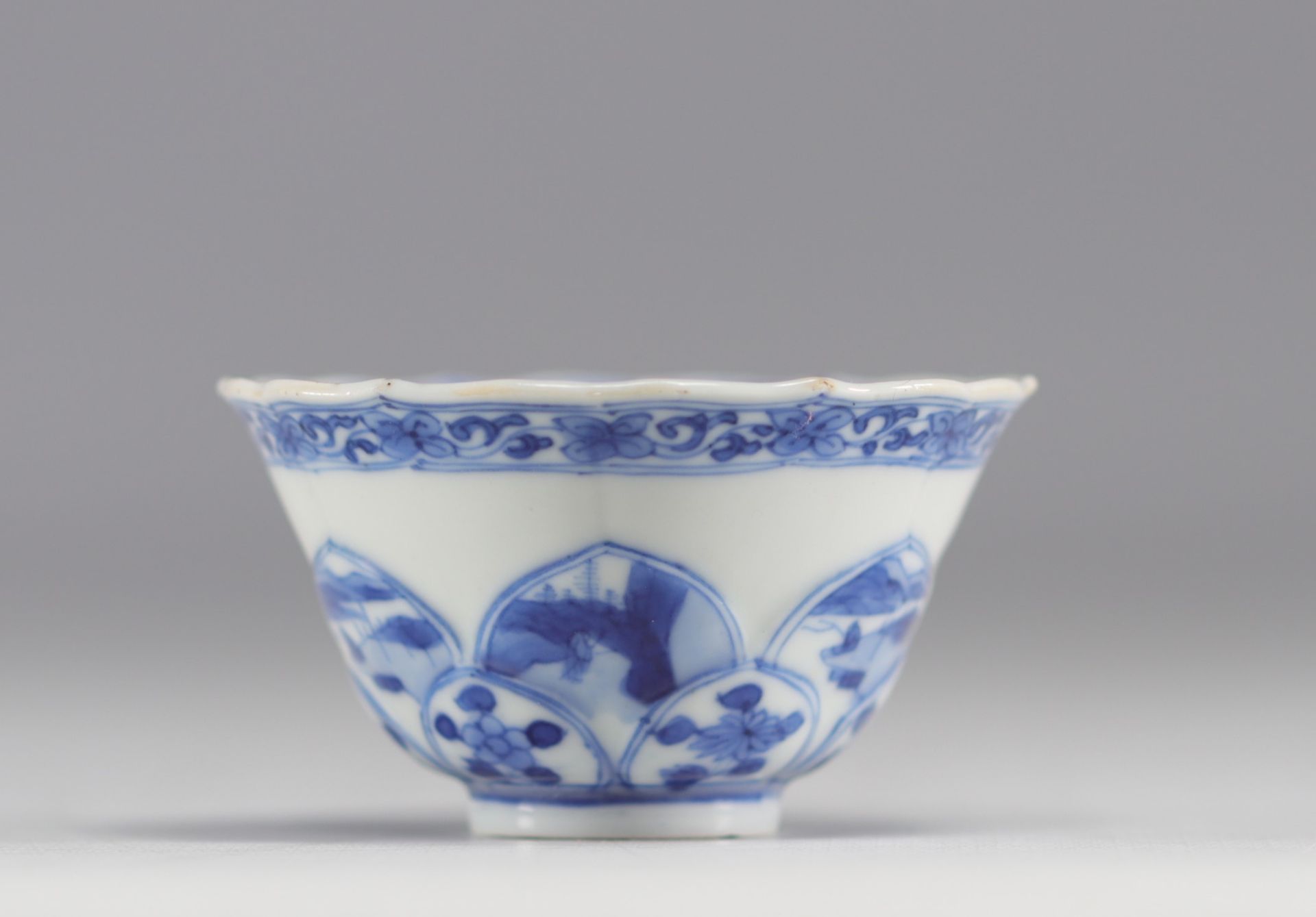 China - A white and blue porcelain bowl decorated with a medical scene, 18th century. - Bild 3 aus 4