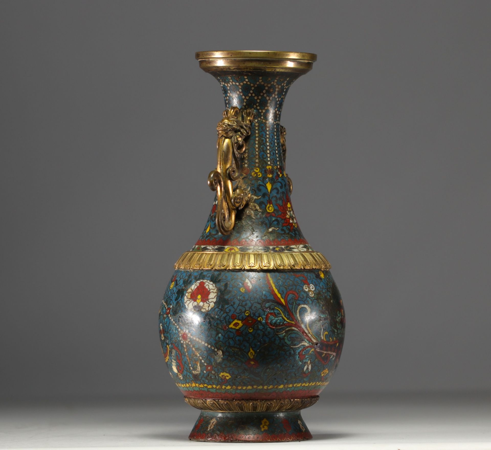 China - A Qing-period cloisonne vase with dragon decoration and bronze handles. - Bild 4 aus 5