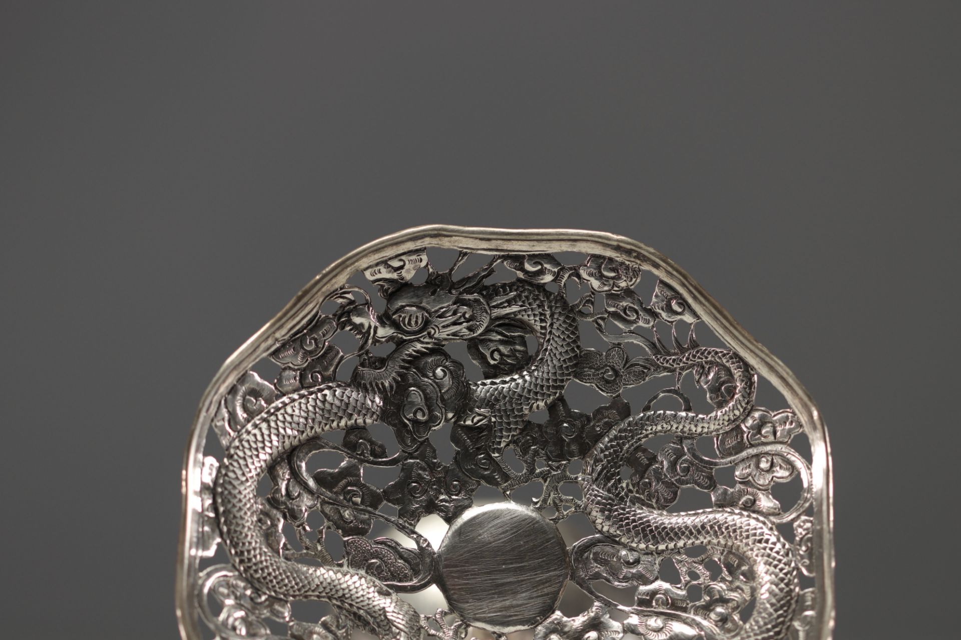 China - A pair of solid silver footed bowls decorated with dragons. - Image 4 of 5