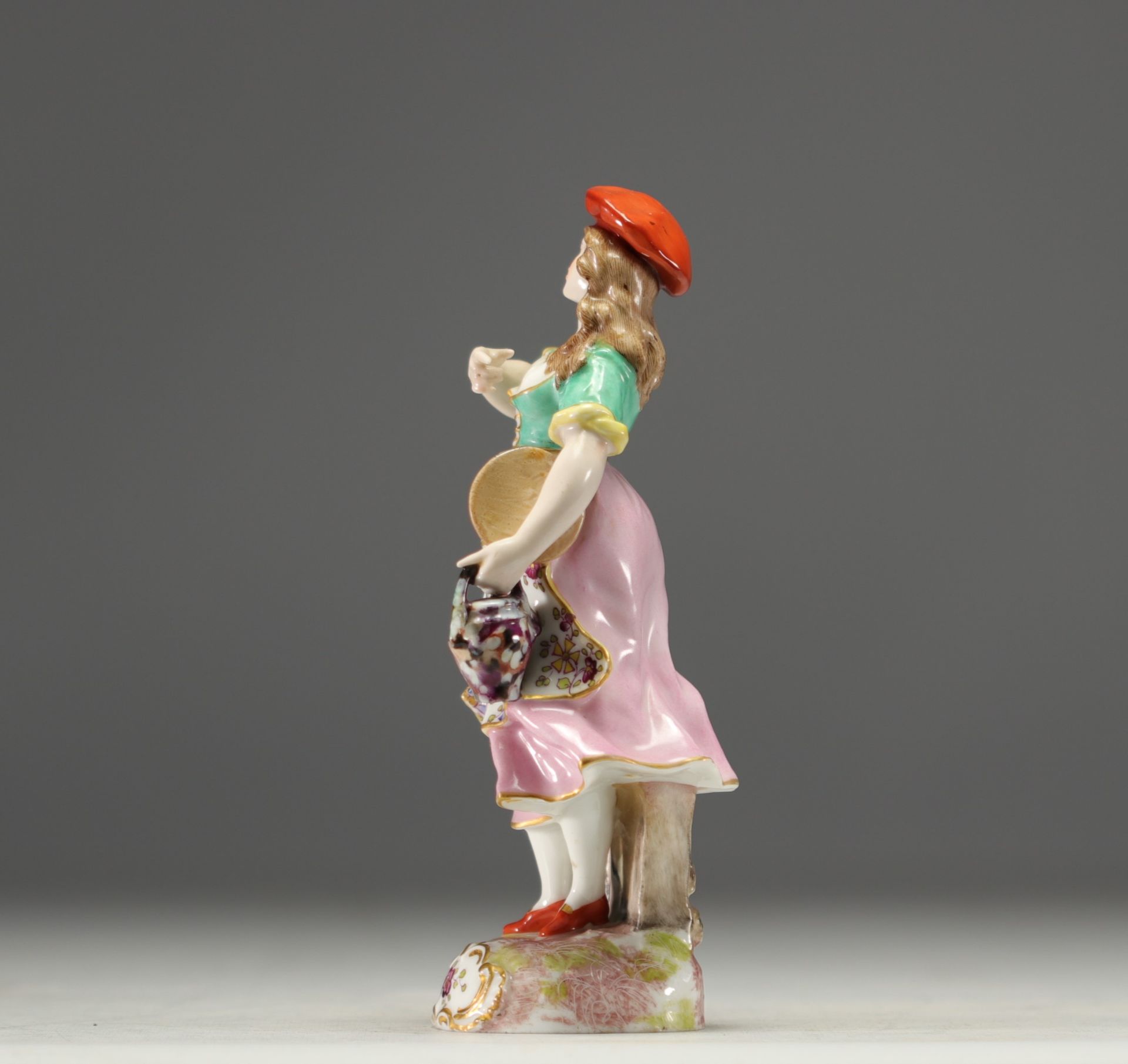 "La paysanne" A polychrome porcelain figurine in the Meissen style. - Bild 2 aus 4