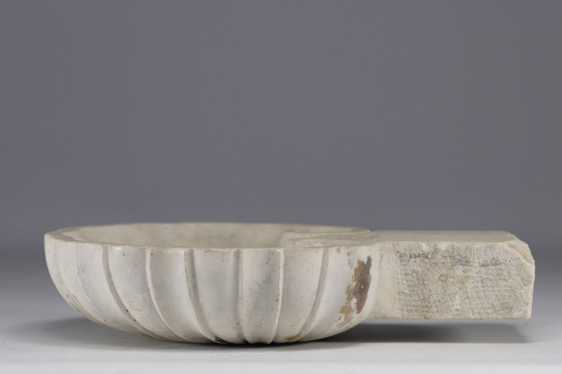 Marble stoup in the shape of a shell, 19th century. - Image 2 of 3
