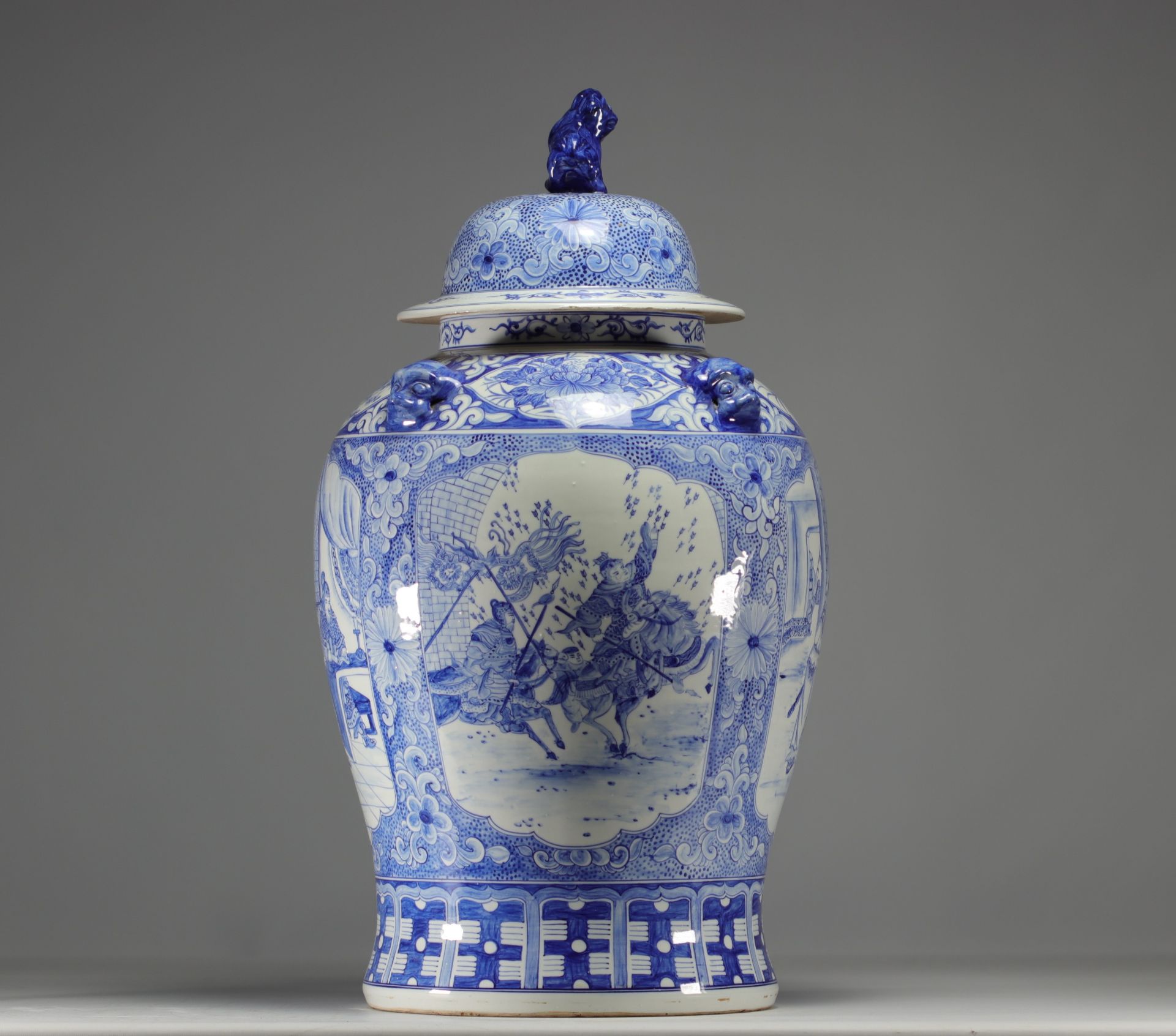 China - Large covered vase in white-blue porcelain with cartouche decoration - Image 3 of 5