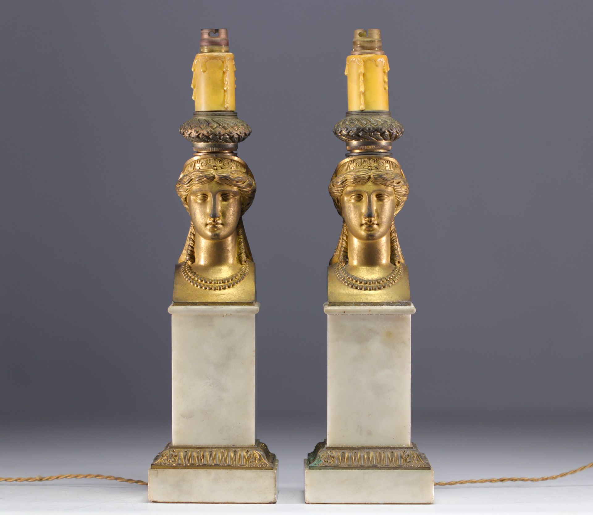 Pair of white marble and gilt bronze lamps with Caryatid faces, Empire period. - Bild 2 aus 4