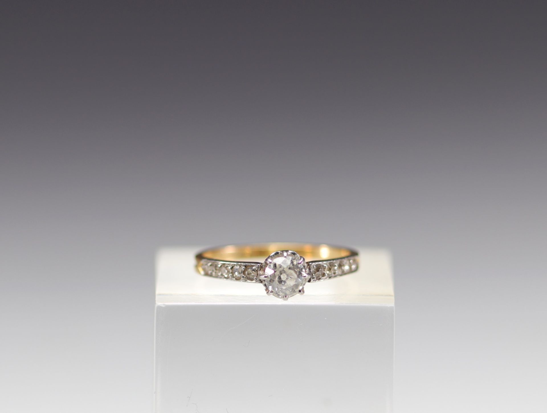 Ring in 18k gold with a central 0.5 carat diamond weighing 2.4g.