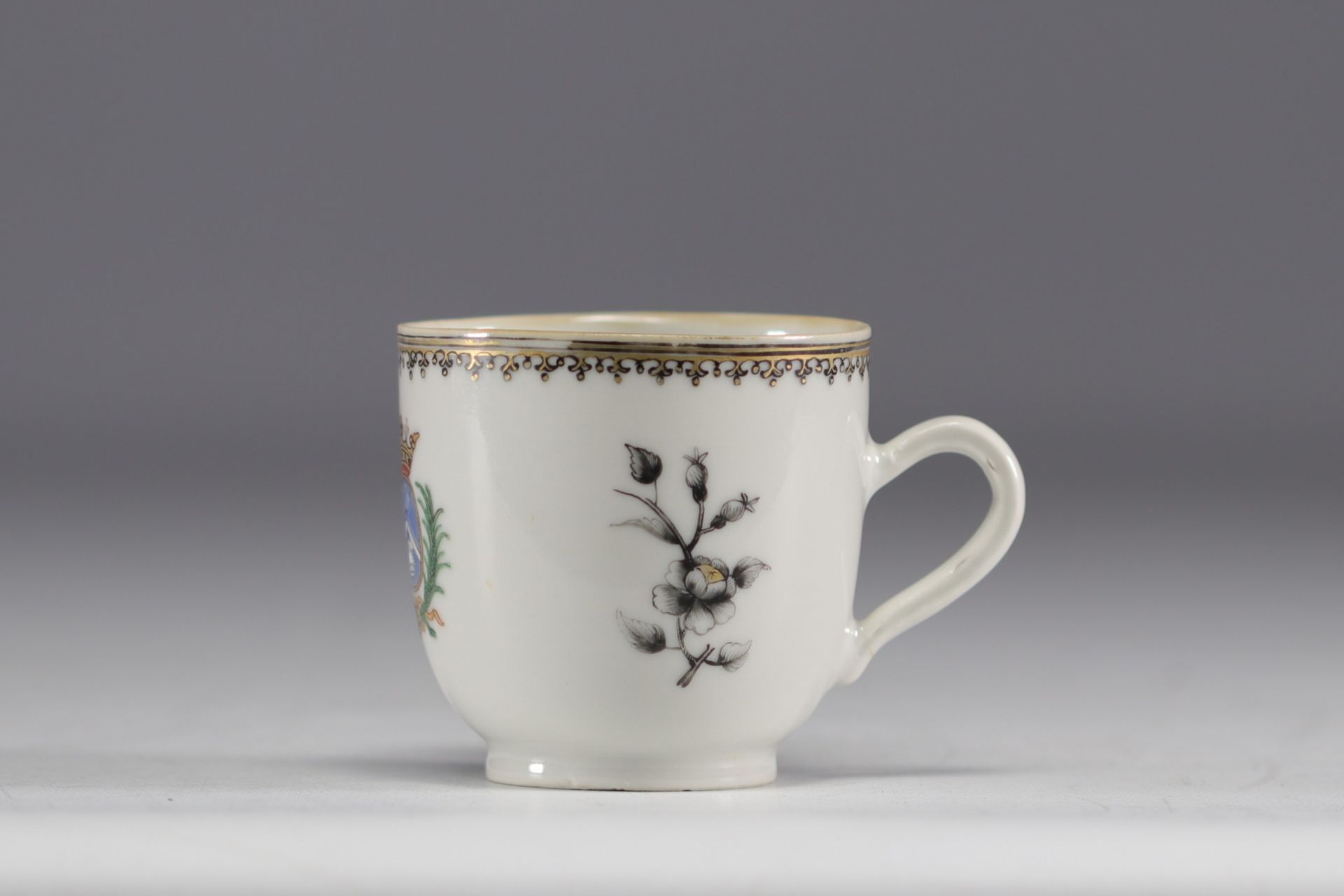 China - A Compagnie des Indes "Grisaille" porcelain cup decorated with a coat of arms and flowers, 1 - Image 4 of 4