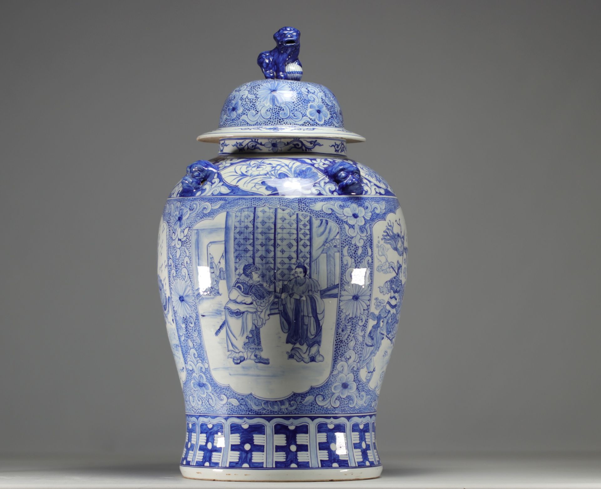 China - Large covered vase in white-blue porcelain with cartouche decoration - Image 4 of 5