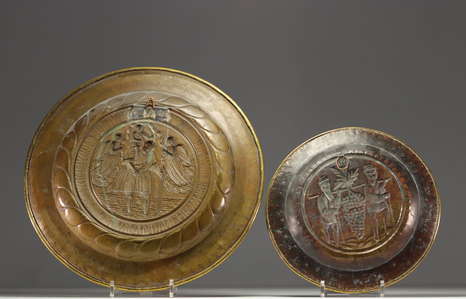 Set of two embossed and repousse brass offering dishes decorated with religious scenes. - Bild 2 aus 2
