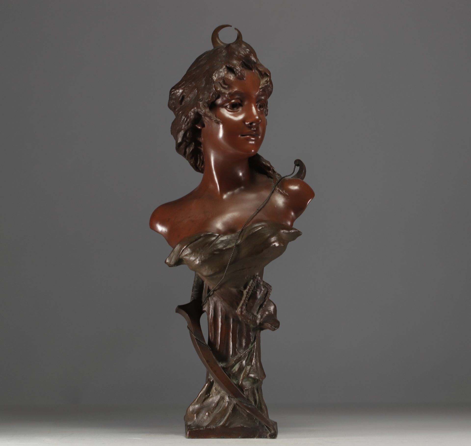 Georges Van der Straeten (1856-1928) - "Diana the Huntress" Sculpture in bronze with two patinas.