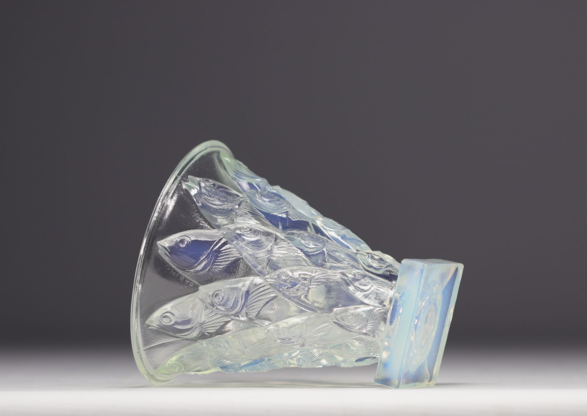 Marius SABINO (1878 -1961), "To the fish" ("Aux Poissons") vase in moulded glass. - Image 3 of 4