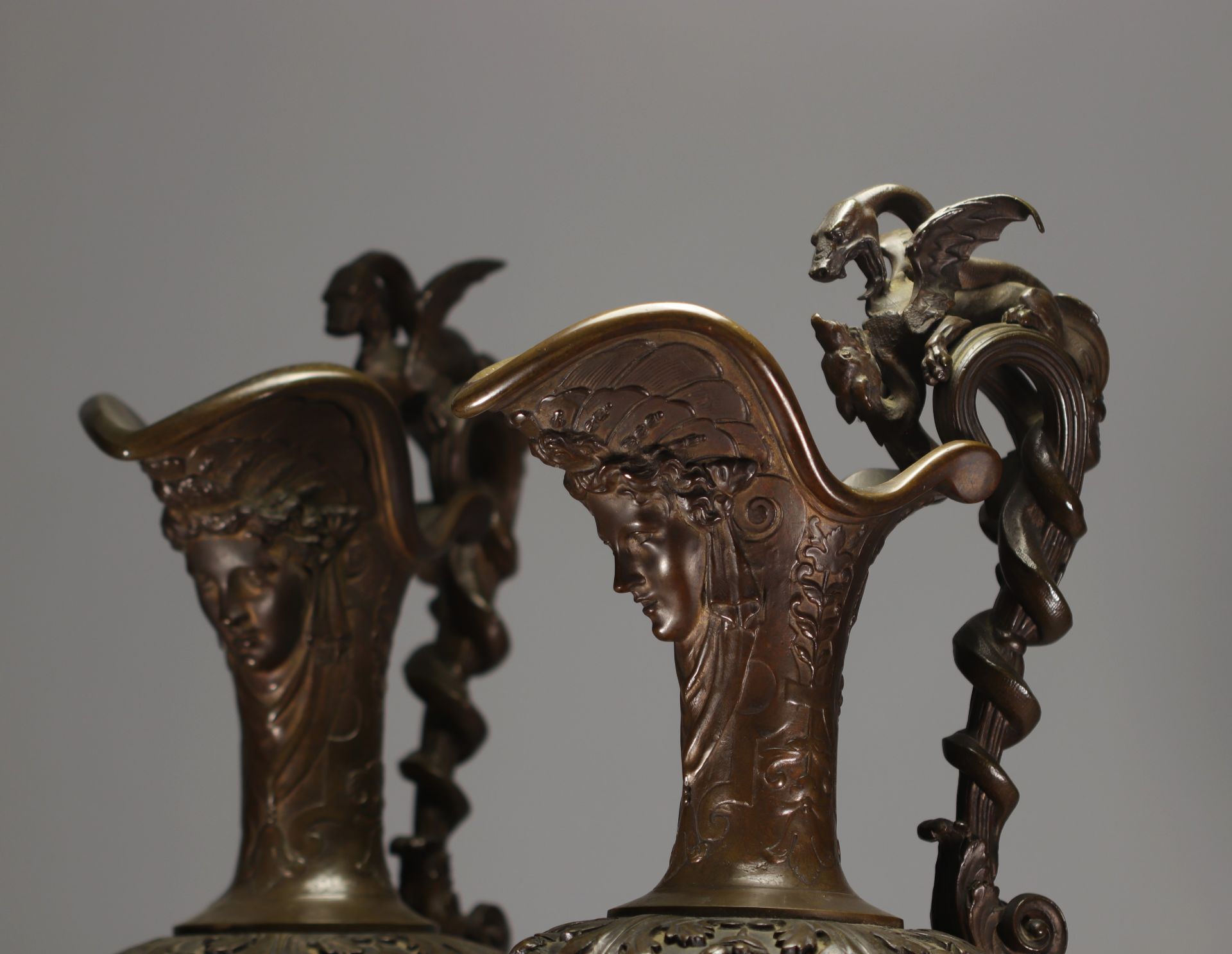 Large pair of ewers in bronze with double patina, 19th century. - Bild 2 aus 8