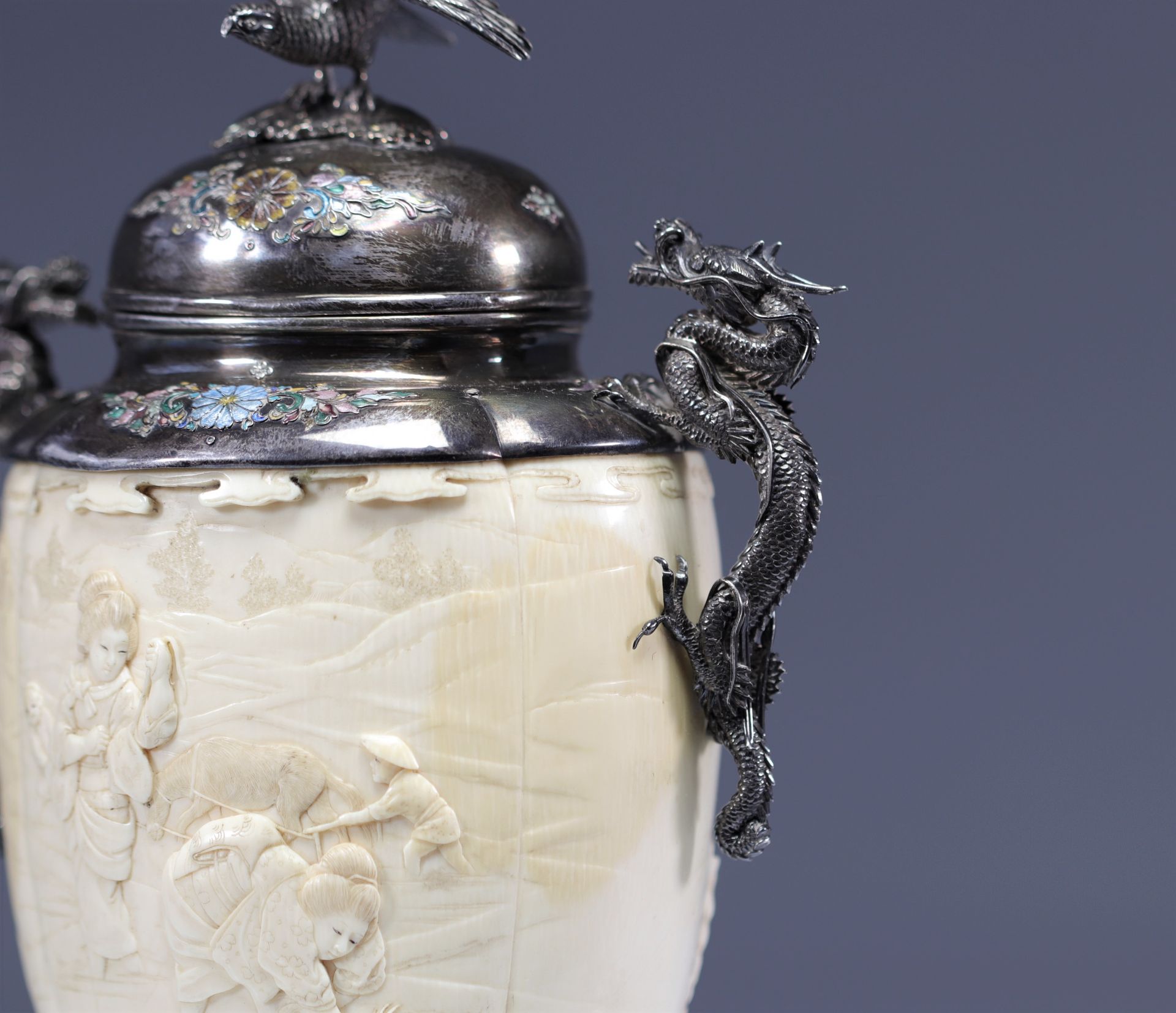 Exceptional Japanese ivory vase with a silver and enamel frame from the Meiji period (æ˜Žæ²»æ™‚ä»£ - - Bild 4 aus 7