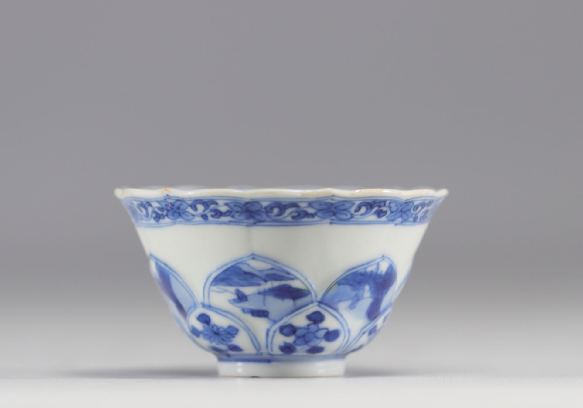 China - A white and blue porcelain bowl decorated with a medical scene, 18th century. - Bild 2 aus 4