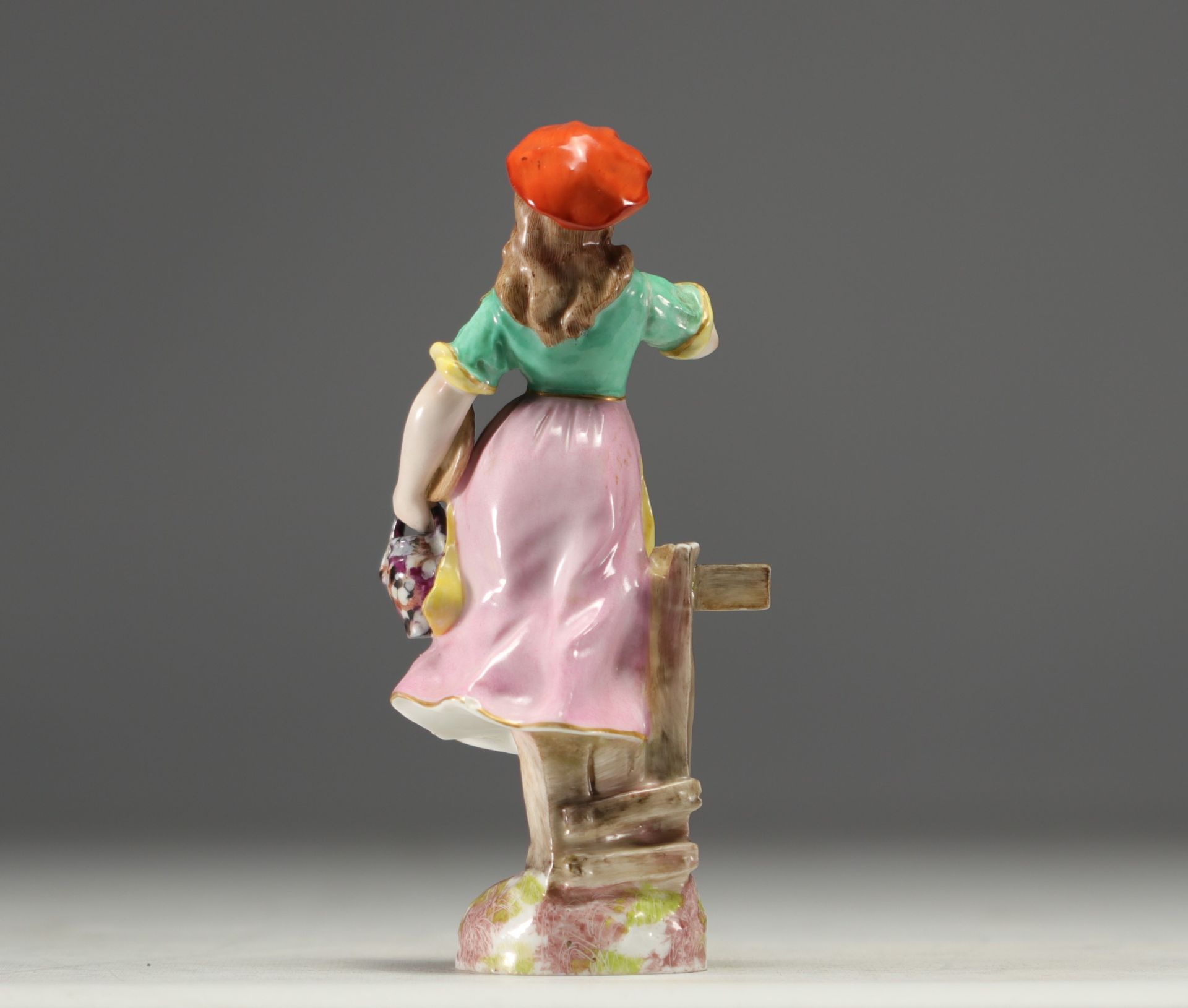 "La paysanne" A polychrome porcelain figurine in the Meissen style. - Bild 3 aus 4