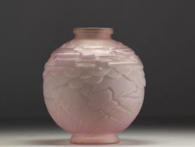 Charles SCHNEIDER (1881-1953) - Art Deco vase with geometric decoration in tinted glass.