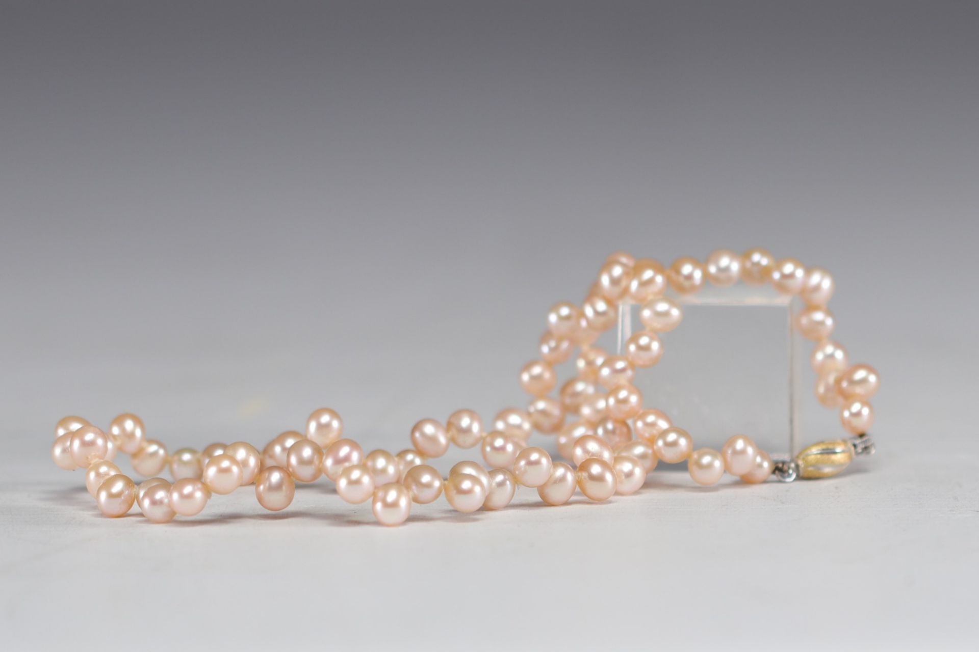 Pink pearl necklace with a clasp made of 18k gold. - Image 2 of 2