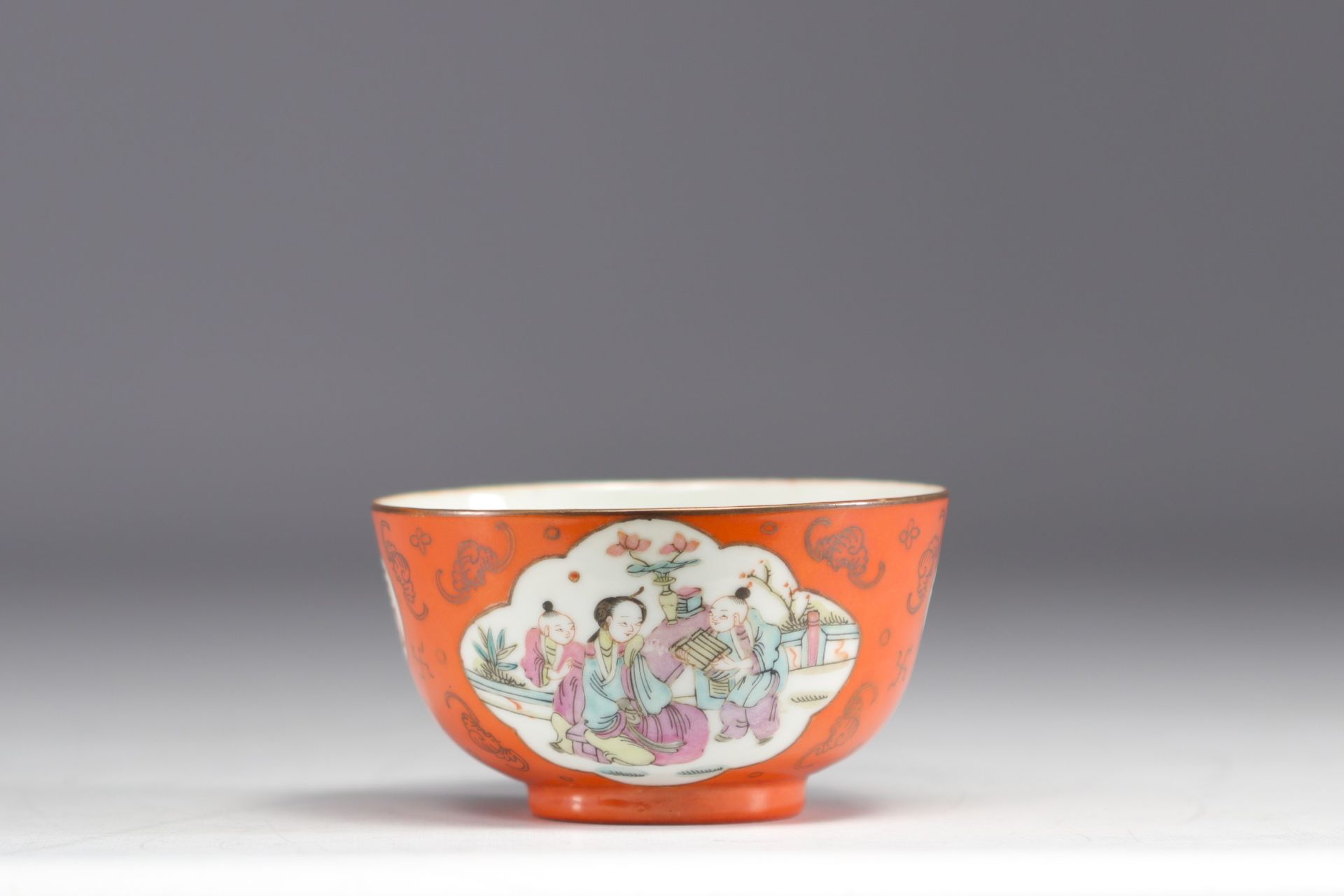 China - An orange porcelain bowl decorated with figures and bats, 19th century. - Bild 3 aus 5