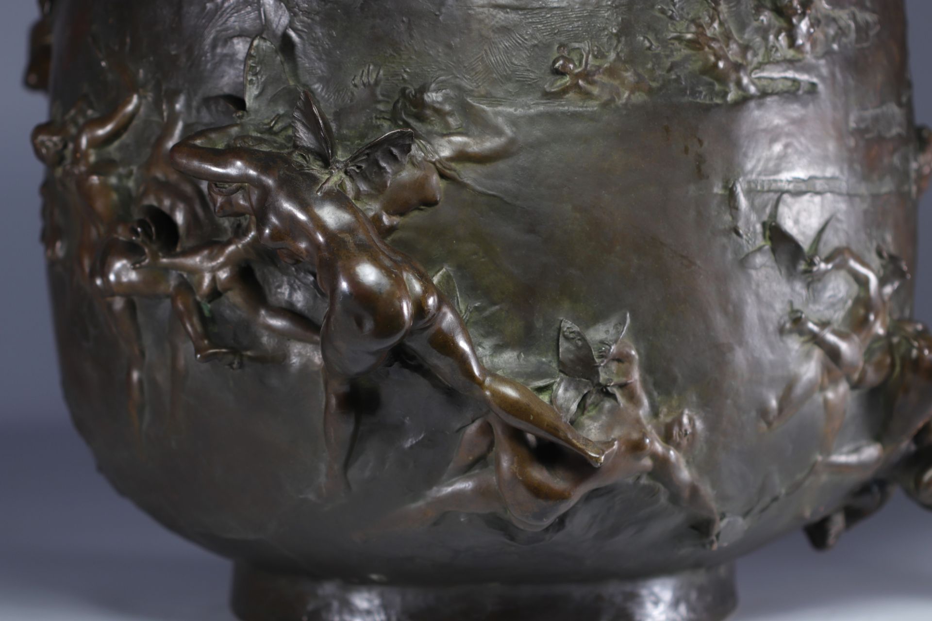Gustave Joseph CHERET (1838-1894) Imposing bronze jardiniere decorated with naiads and butterflies. - Bild 9 aus 13
