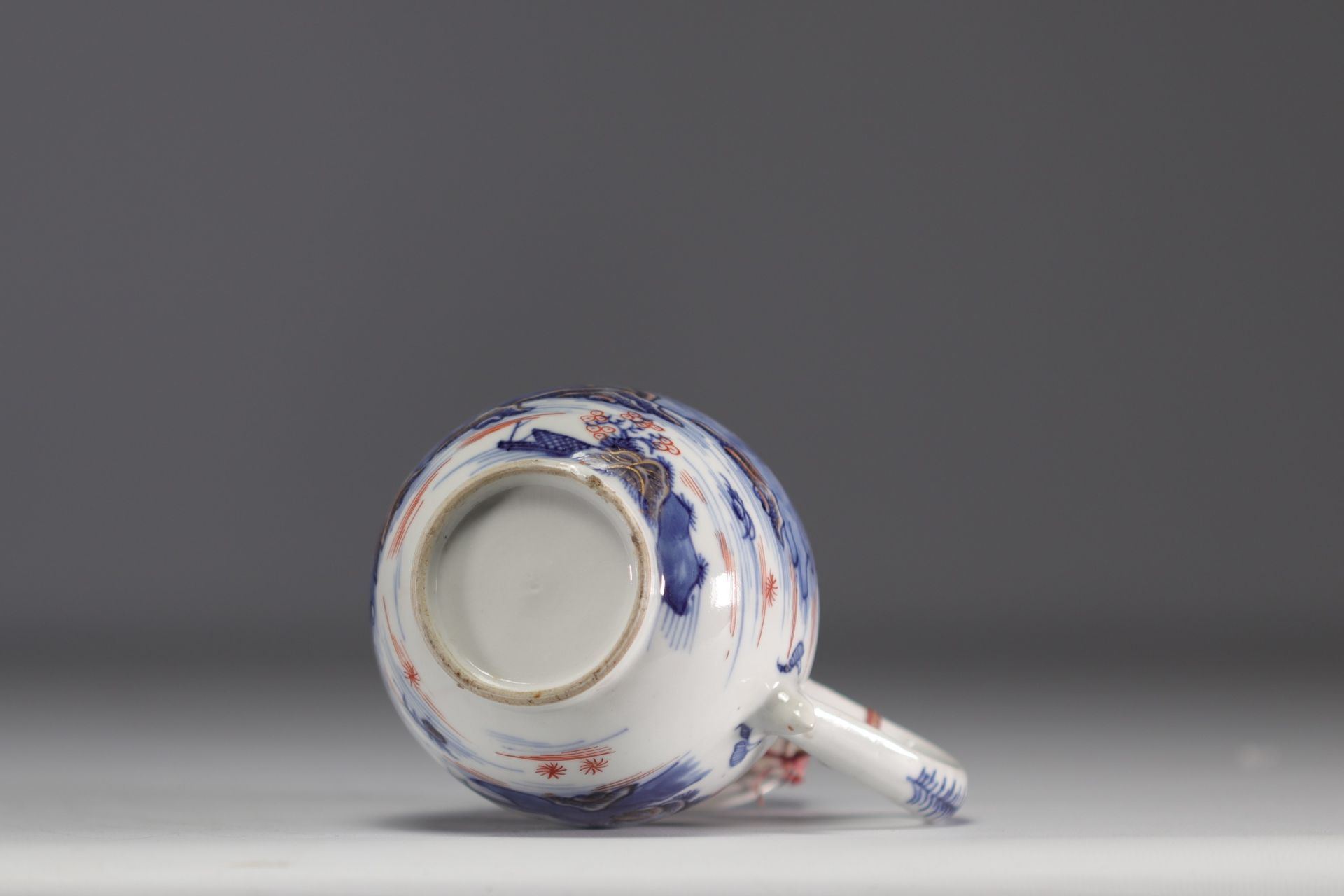 China - white, blue and red porcelain pot decorated with landscapes and figures, Qing period. - Image 5 of 5