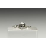 Solitaire" ring in platinum, old-cut diamond approx. 0.9 carats.