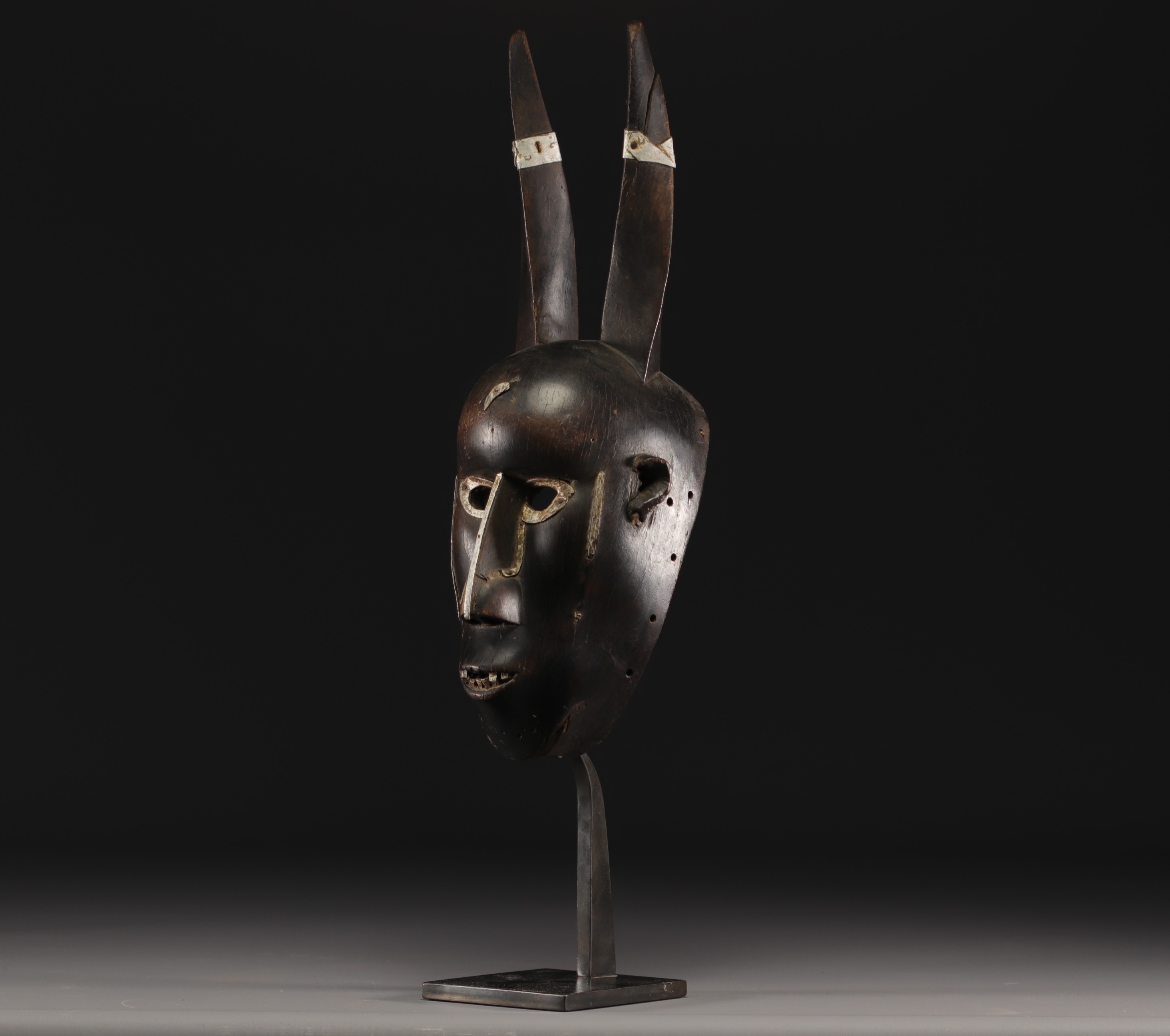 Malinke mask in hardwood, with aluminum ornamentation - Mali - Image 4 of 6