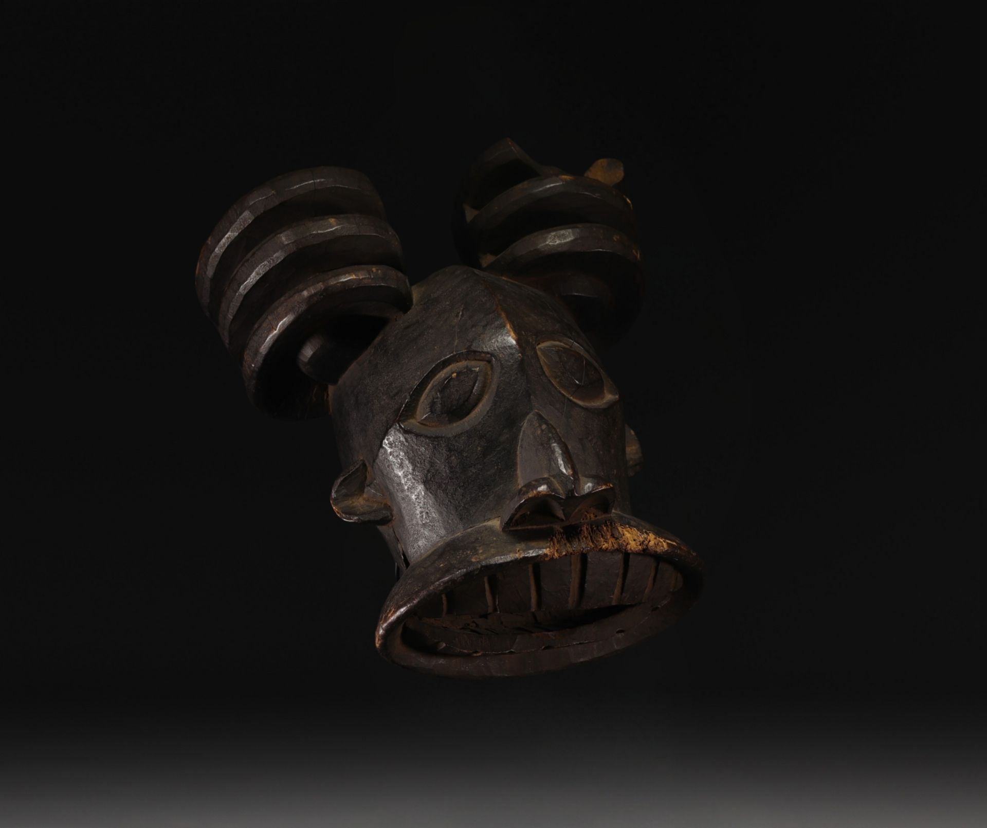 Bamileke monumental mask - Cameroon