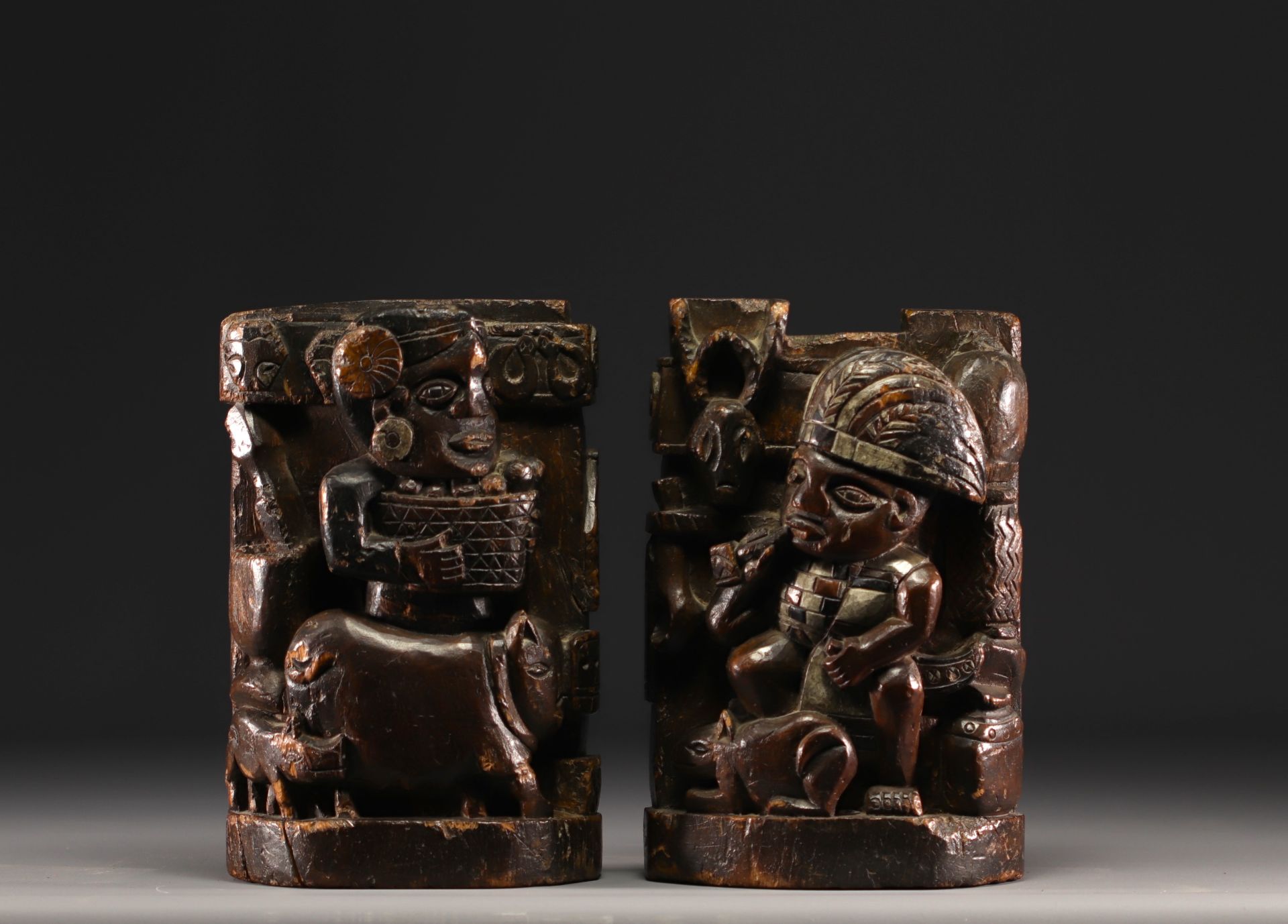 2 Paiwan sculptures in sculpted wood . Taiwan