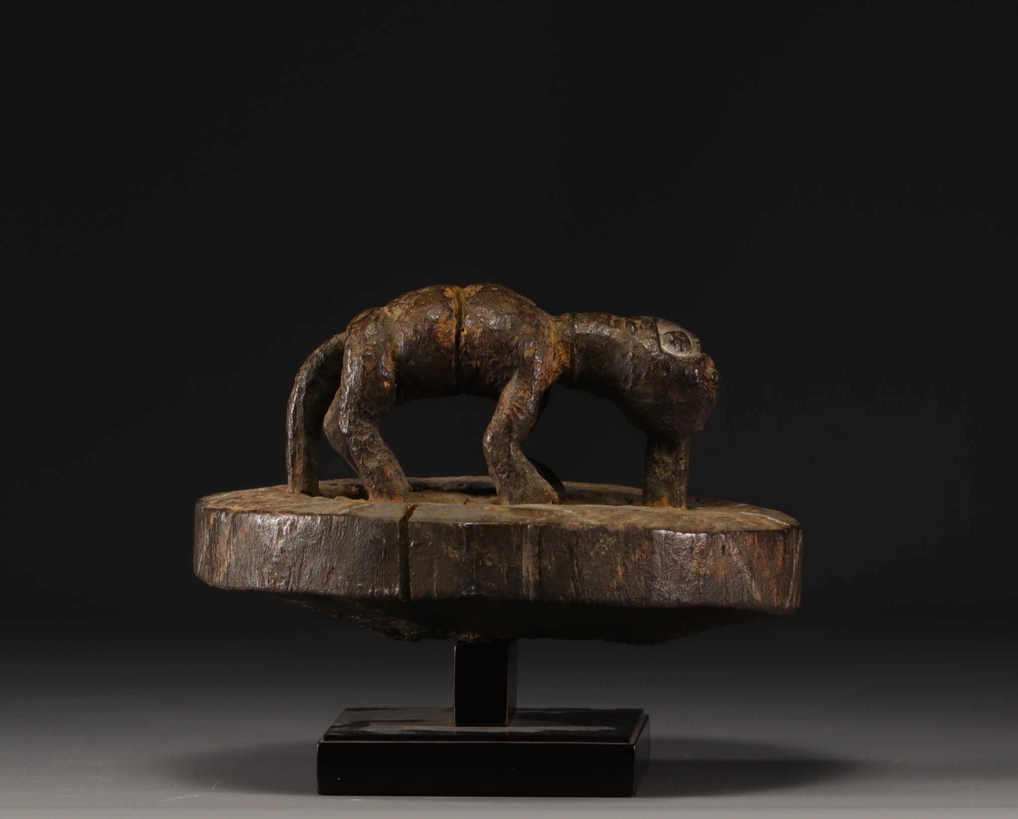 Altar decorated with a stylized animal - Mambila - Cameroon - Image 2 of 3