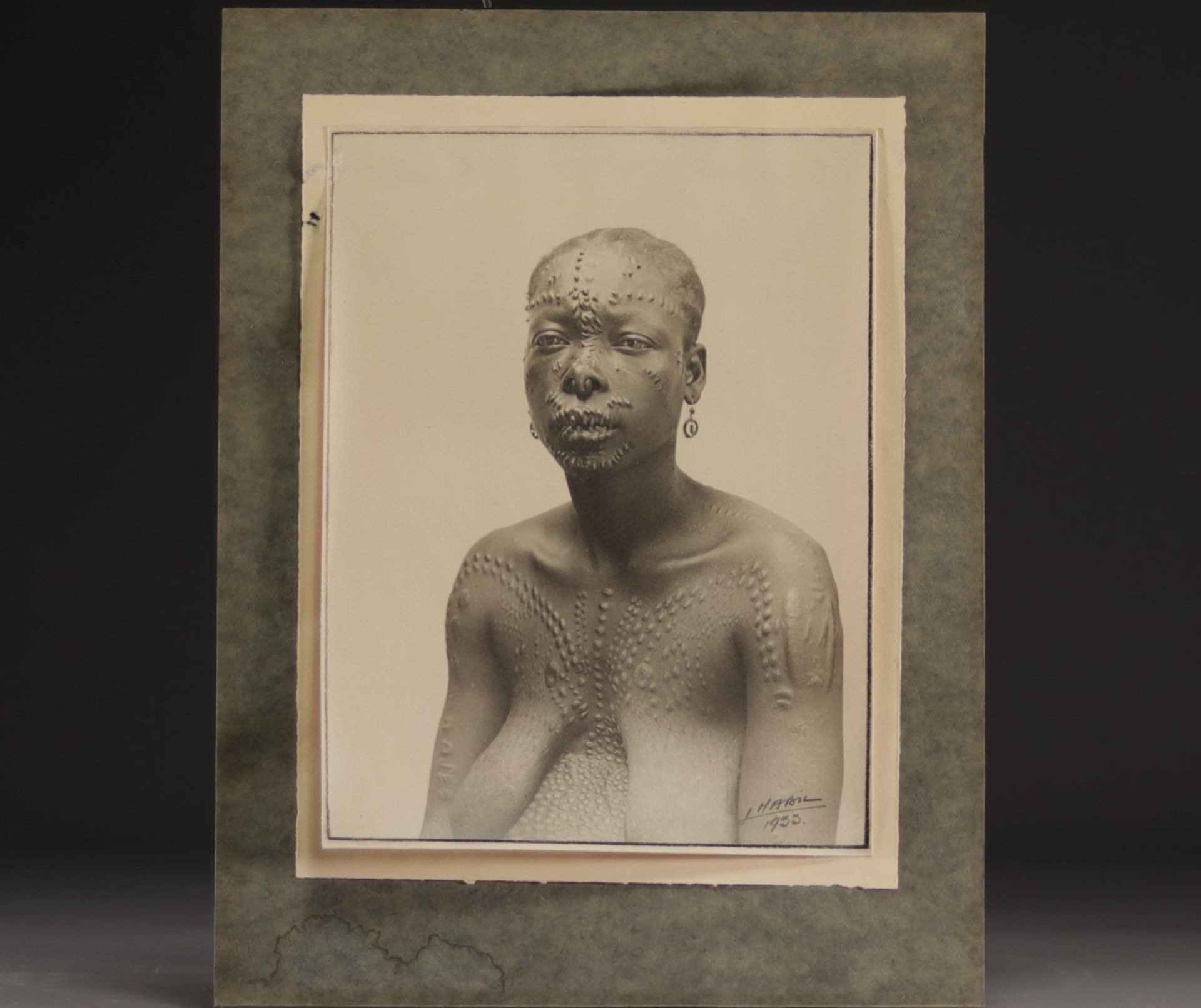 Old silverprint photo of woman with scarification ( 24x32cm) 1933 signed, Rep. Dem. Congo