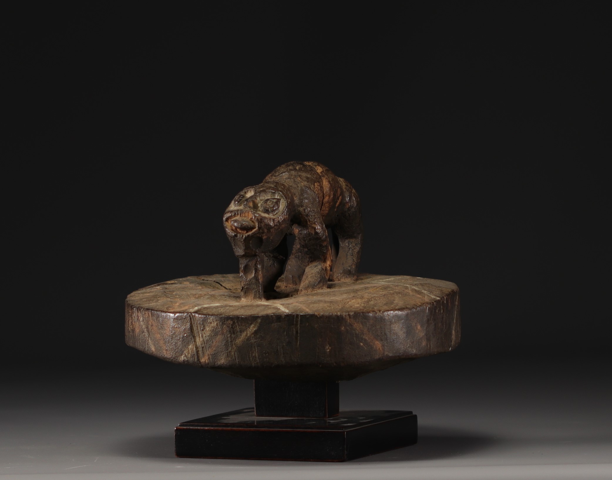 Altar decorated with a stylized animal - Mambila - Cameroon - Image 3 of 3