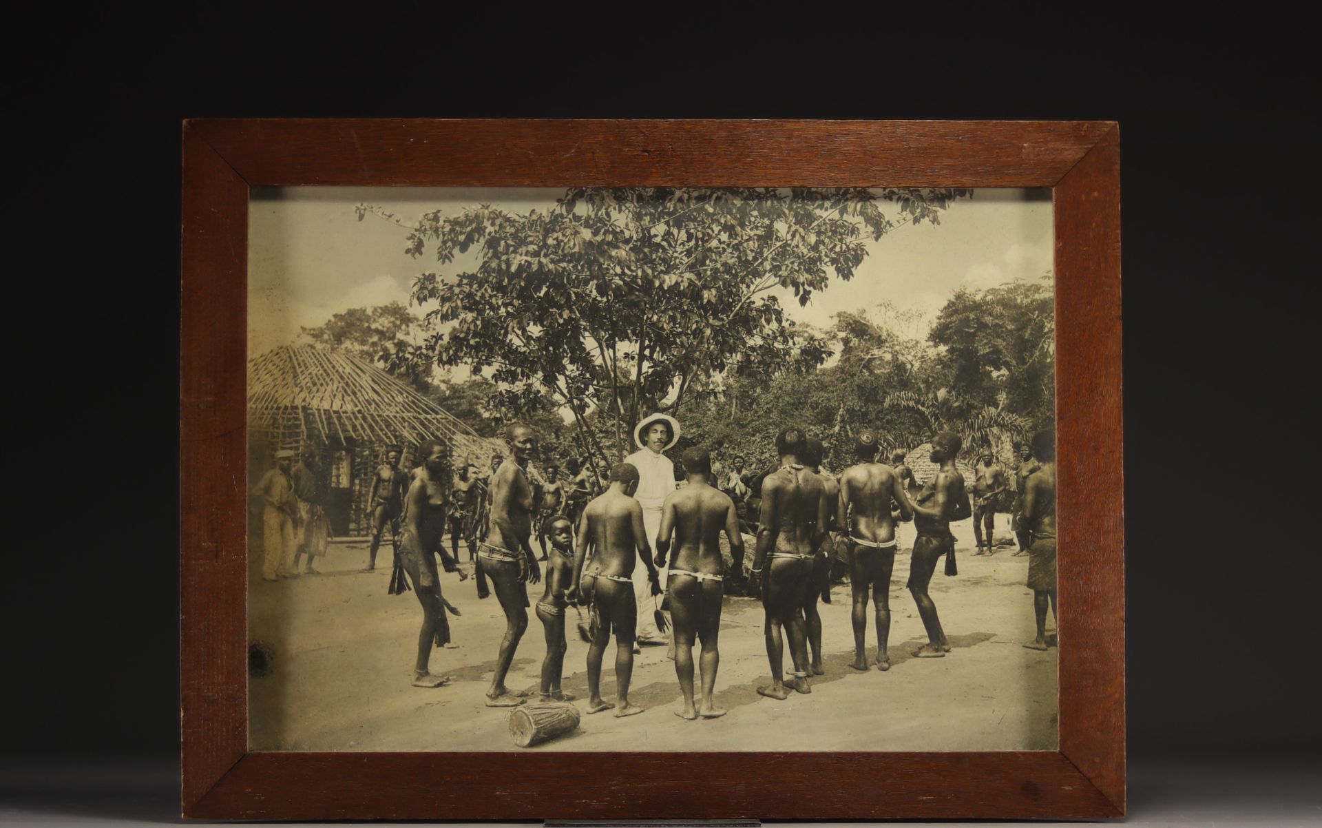 Large old photograph of a missionary surrounded by pygmies (60x40cm) Rep. Dem. Congo