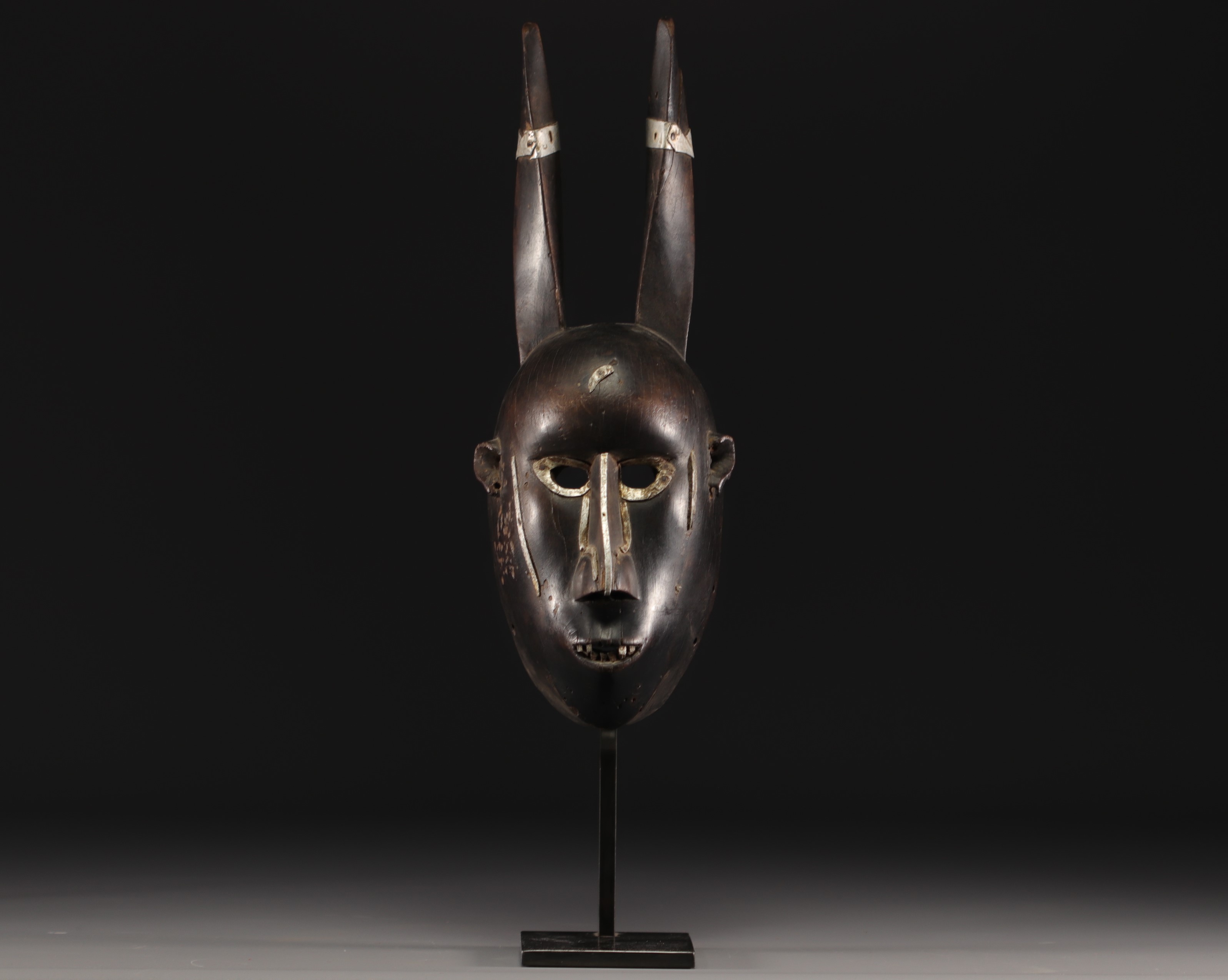 Malinke mask in hardwood, with aluminum ornamentation - Mali - Image 2 of 6