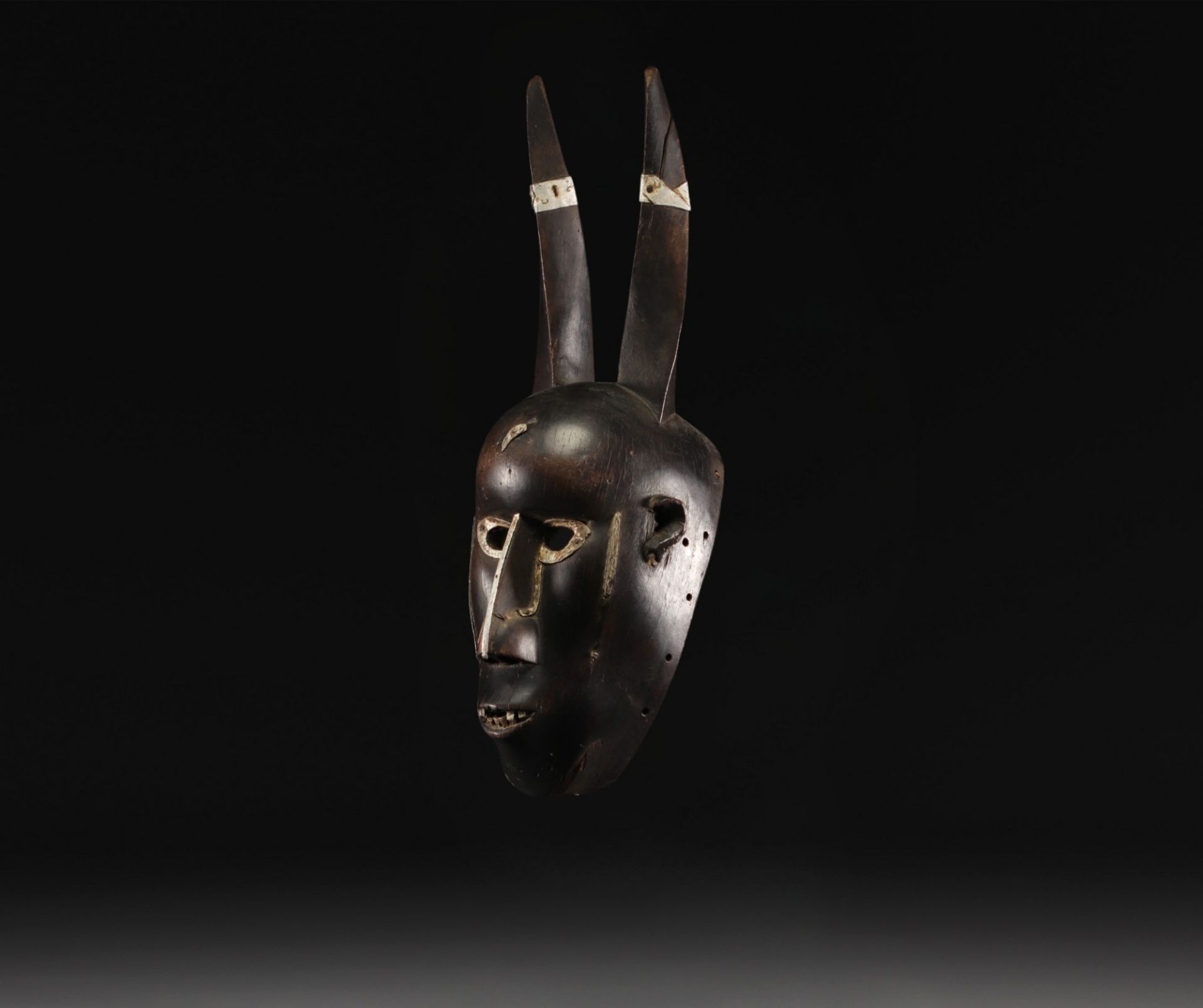 Malinke mask in hardwood, with aluminum ornamentation - Mali