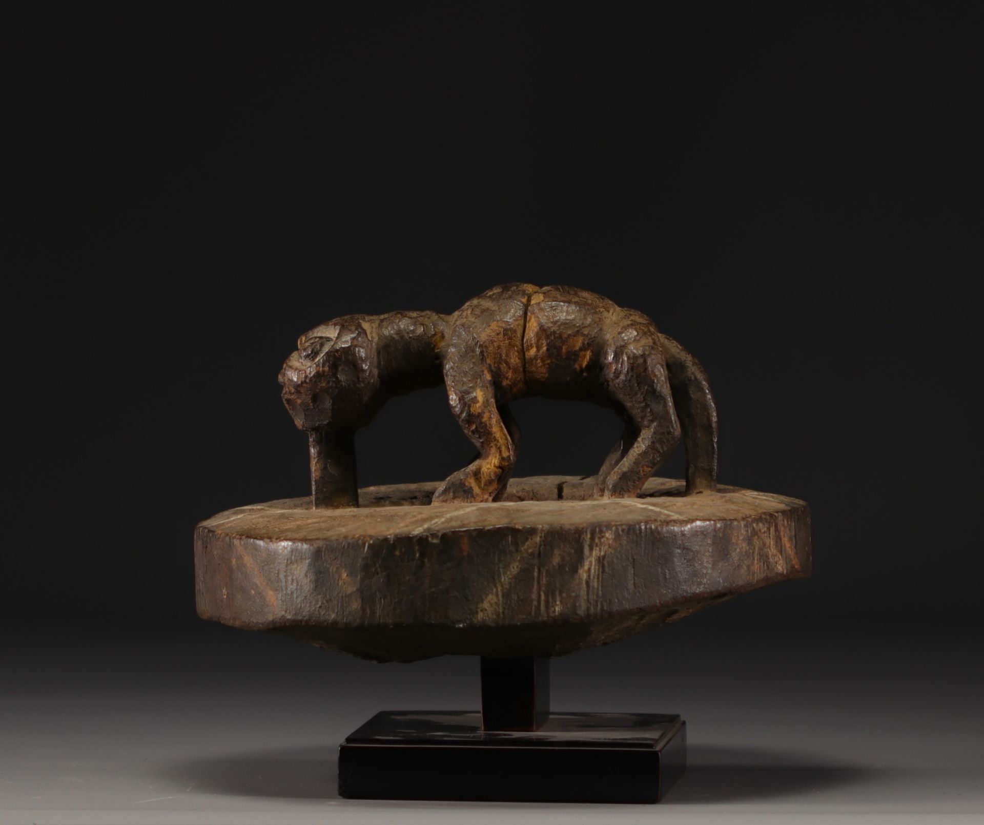 Altar decorated with a stylized animal - Mambila - Cameroon