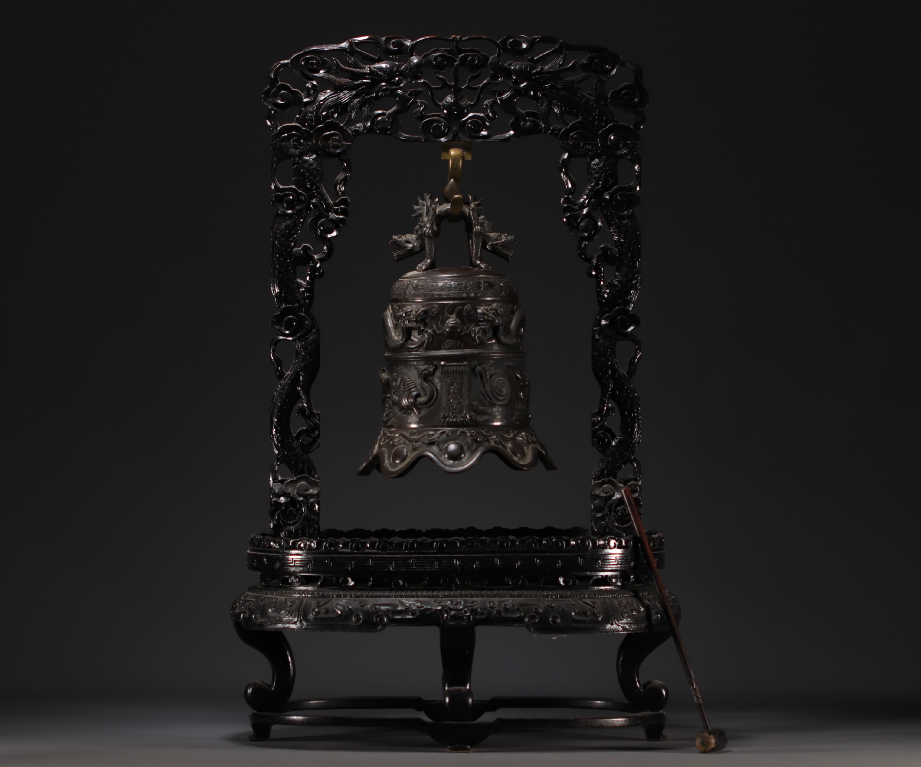 China - Bronze bell surmounted by a dragon, supported by a carved wooden base, circa 1900. - Image 4 of 7
