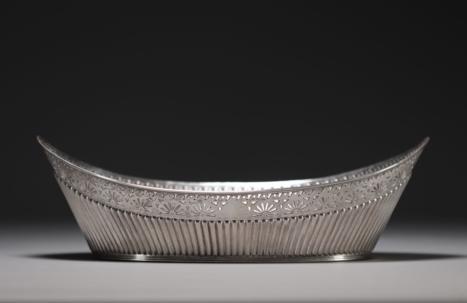 Bread basket in solid silver, hallmarked JD&S.