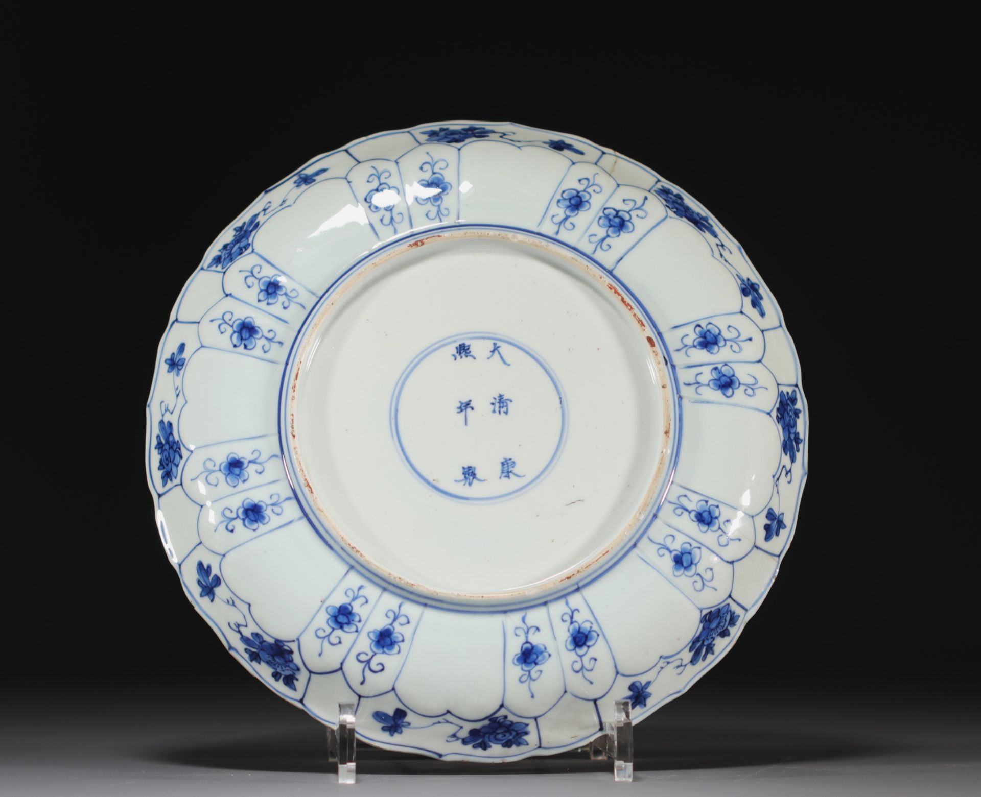 China - White-blue porcelain plate, floral design, Kangxi period and brand. - Image 2 of 2