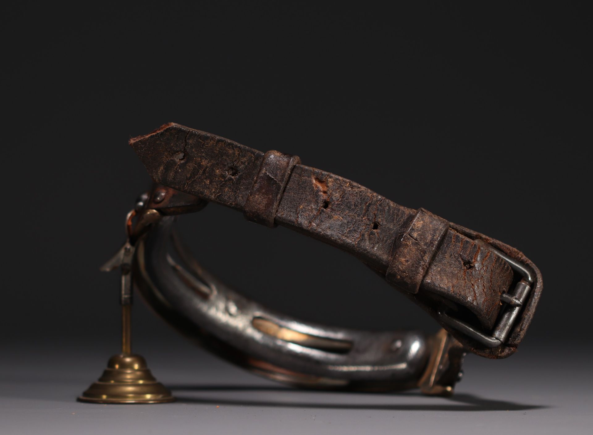 Rare leather dog collar with bronze choke system and steel nails, 19th century. - Bild 4 aus 4