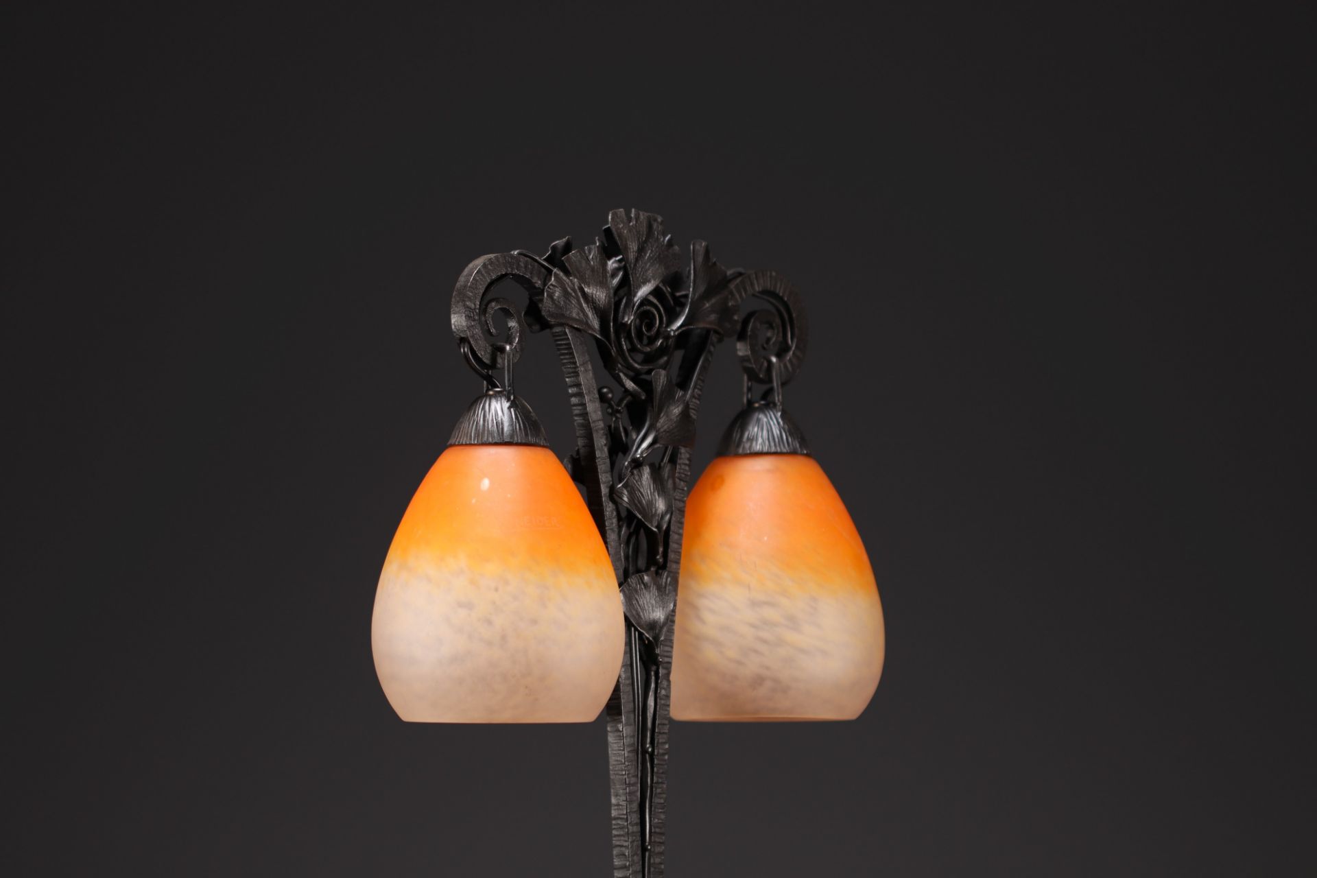Charles SCHNEIDER (1881-1953) - Shaded glass table lamp, wrought iron base decorated with Ginkgo bil - Bild 4 aus 5
