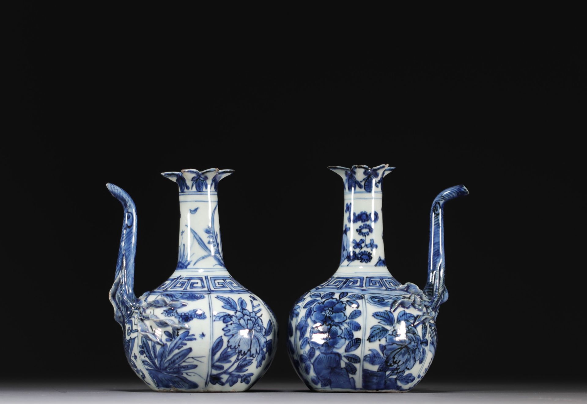 China - Pair of blue-white porcelain jugs with floral decoration, Wanli, Ming dynasty. - Image 2 of 7