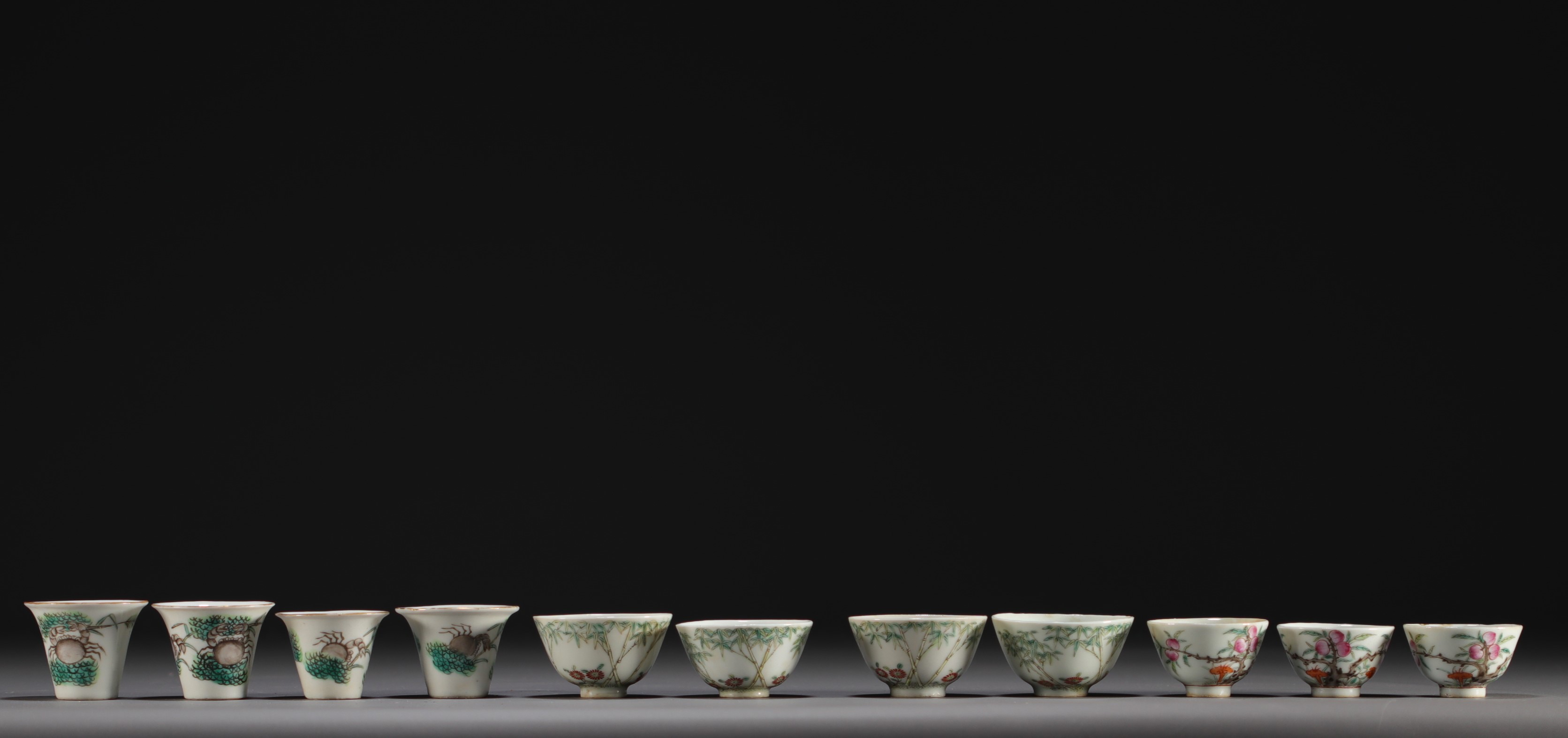China - Set of eleven bowls of different sizes in famille rose porcelain, 19th century.
