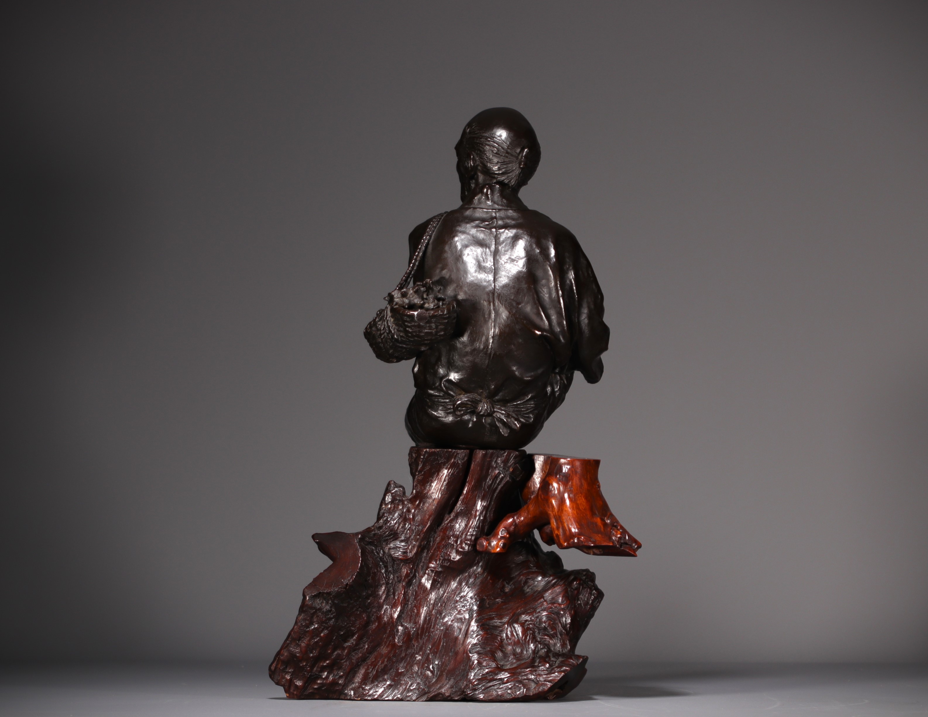 Japan - "Traveller at rest" Large bronze resting on a wooden root, Meiji period. - Image 4 of 7