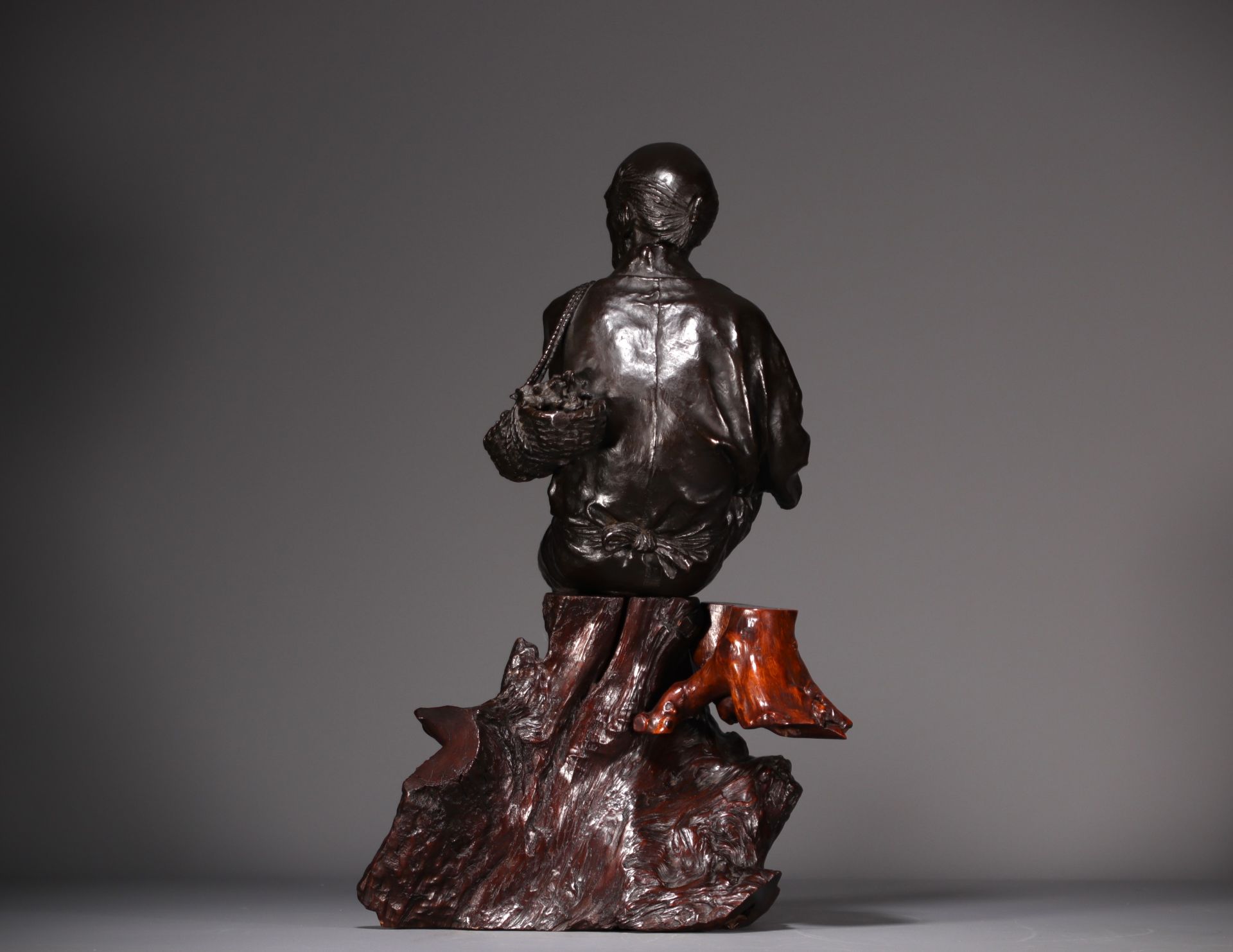 Japan - "Traveller at rest" Large bronze resting on a wooden root, Meiji period. - Image 4 of 7