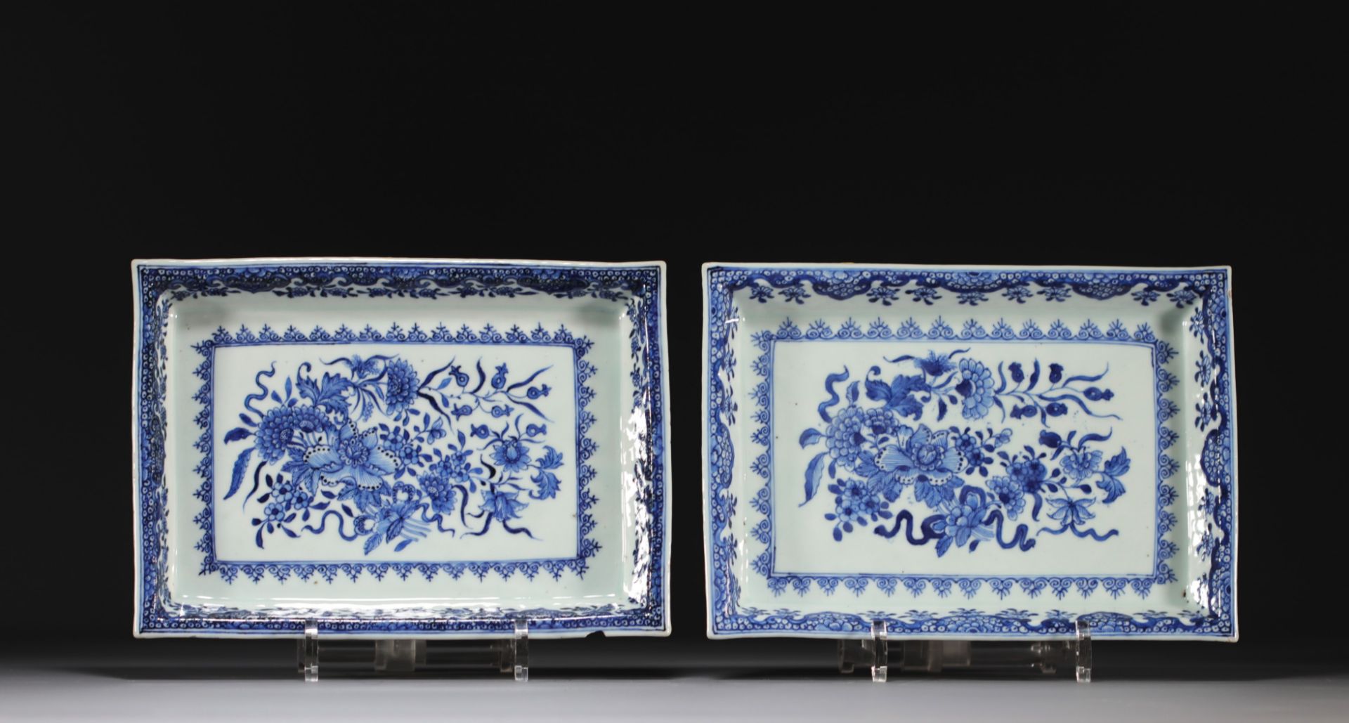 China - Pair of white and blue trays with floral decoration, Qianlong