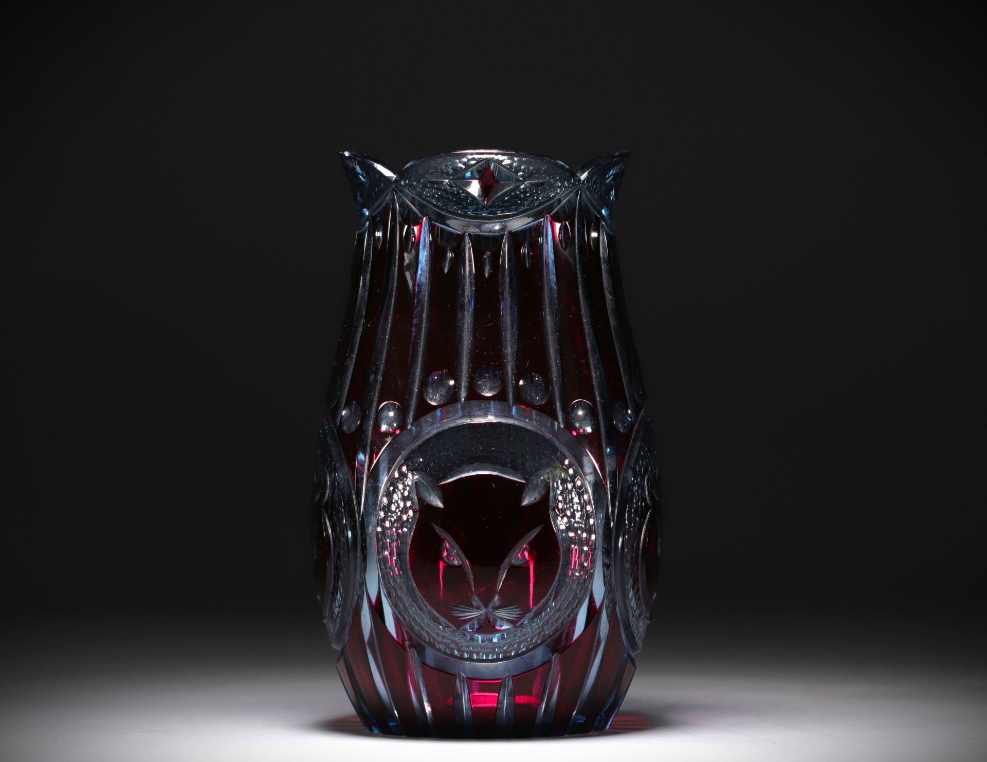 Val Saint Lambert - Rare Art Deco vase decorated with a cat's head in red with blue lining.