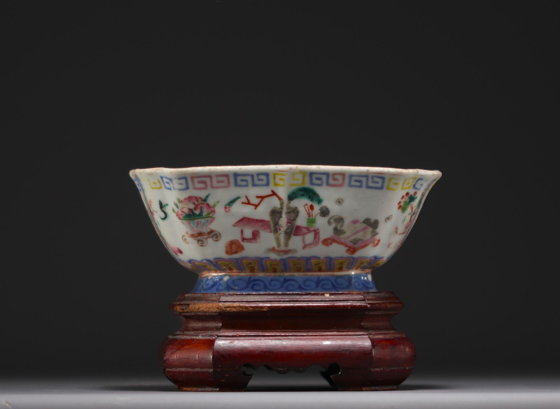 China - Famille rose polychrome porcelain quadrangular bowl, wooden base. - Image 2 of 6