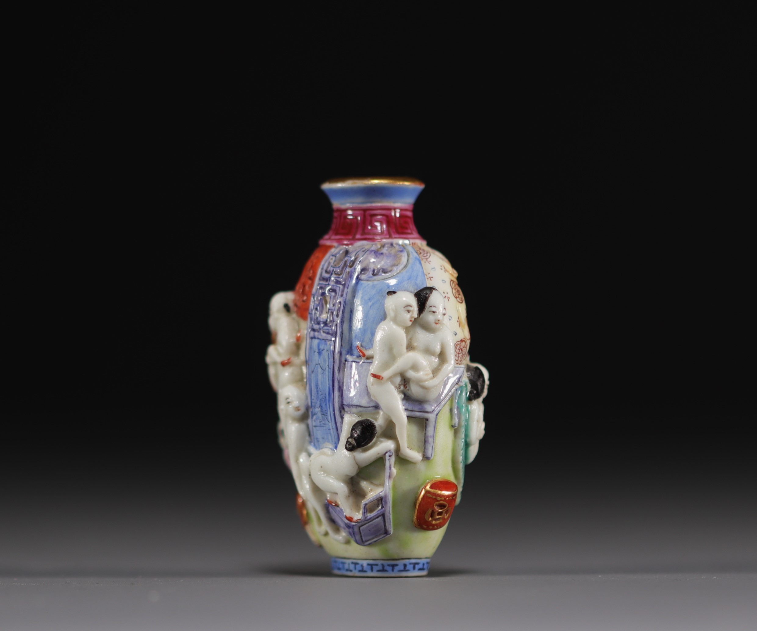 China - Porcelain snuffbox with erotic decoration in relief, Qianlong mark under the piece. - Image 2 of 6