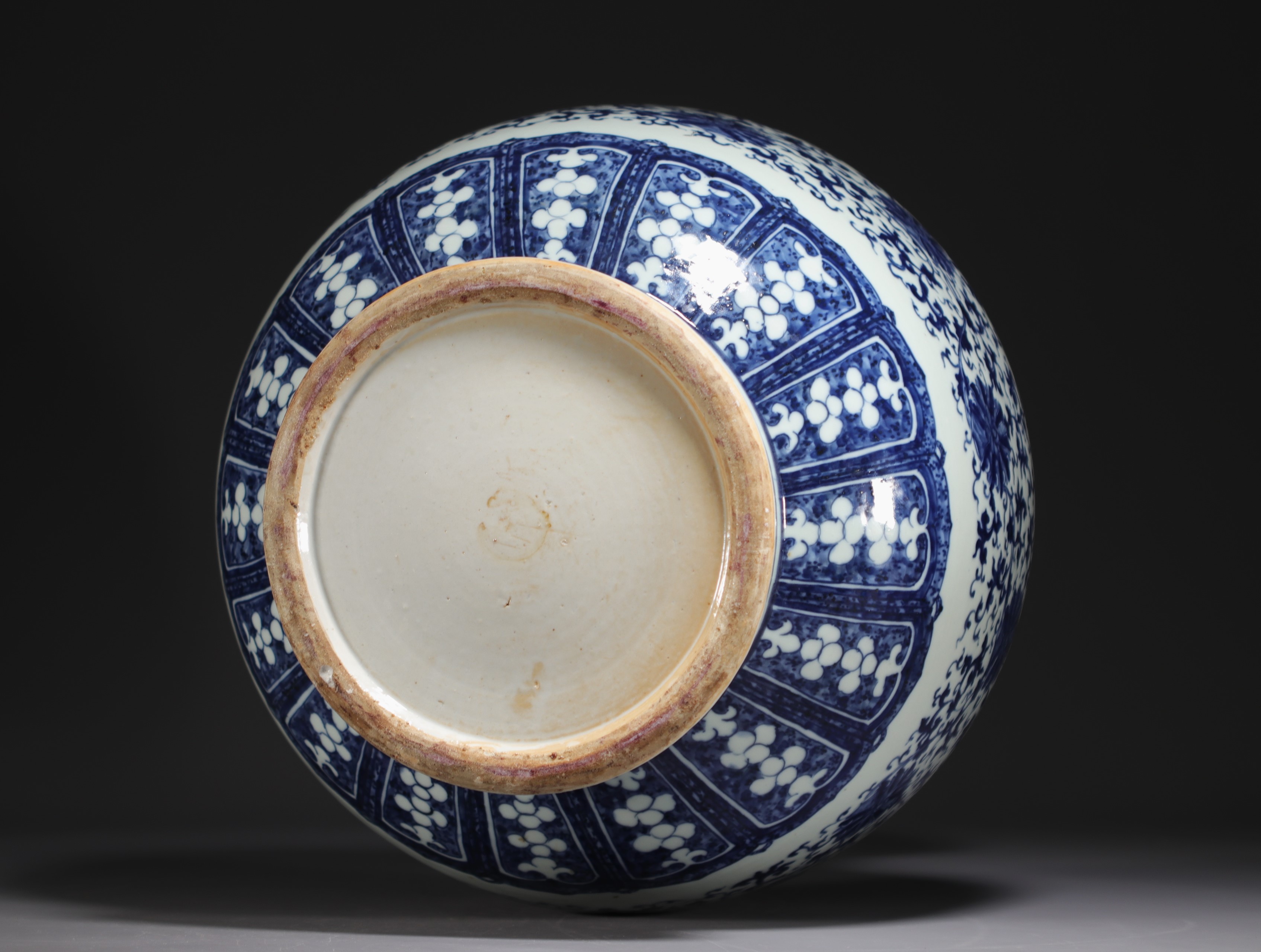 China - Large Hu-shaped vase in blue-white porcelain with floral decoration and bamboo handles, 19th - Image 5 of 9