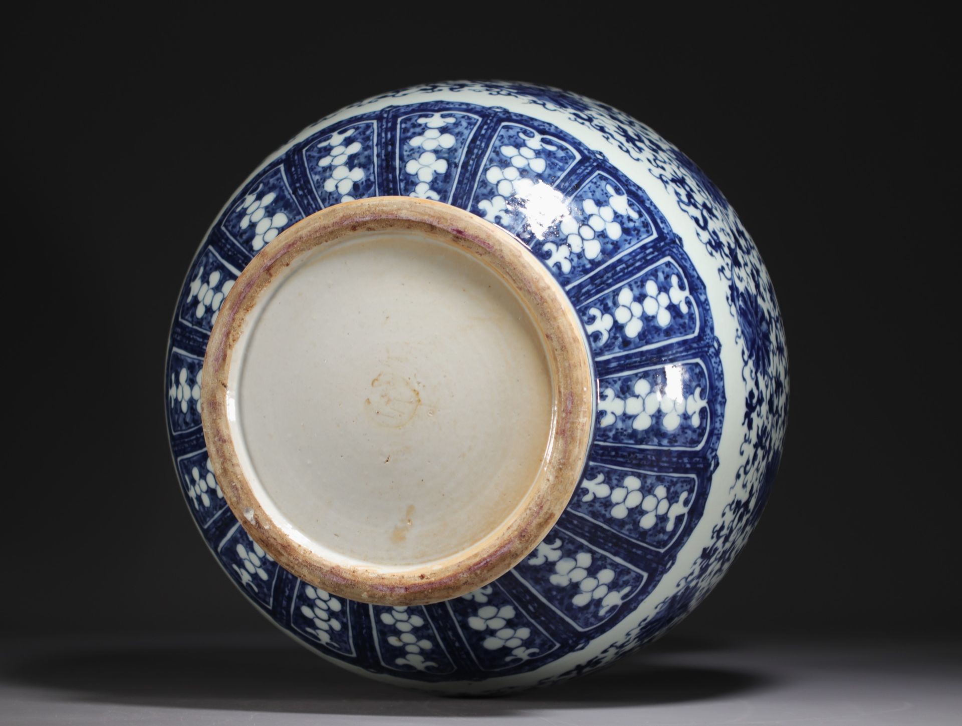 China - Large Hu-shaped vase in blue-white porcelain with floral decoration and bamboo handles, 19th - Bild 5 aus 9
