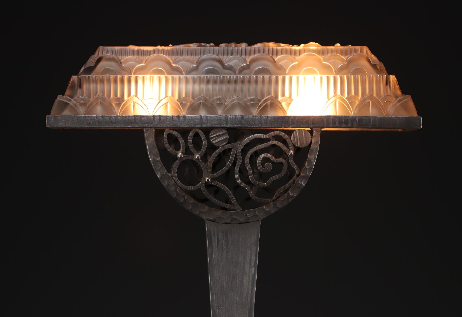 HETTIER & VINCENT (attr. a) Art deco lamp in satin-finish pressed moulded glass, wrought iron base. - Bild 6 aus 6