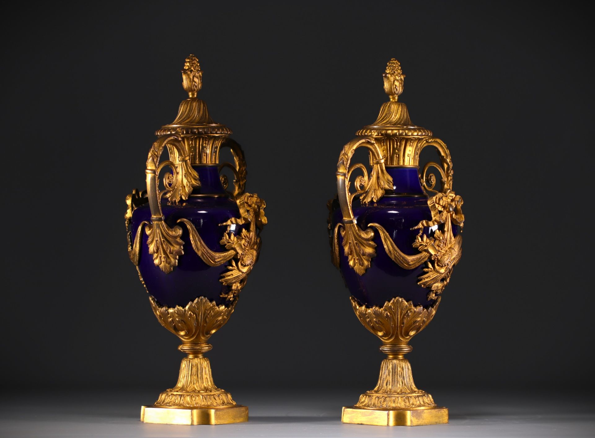 Pair of Louis XVI style covered vases in "bleu de Sevres" porcelain, gilded and chased bronzes. - Bild 2 aus 3